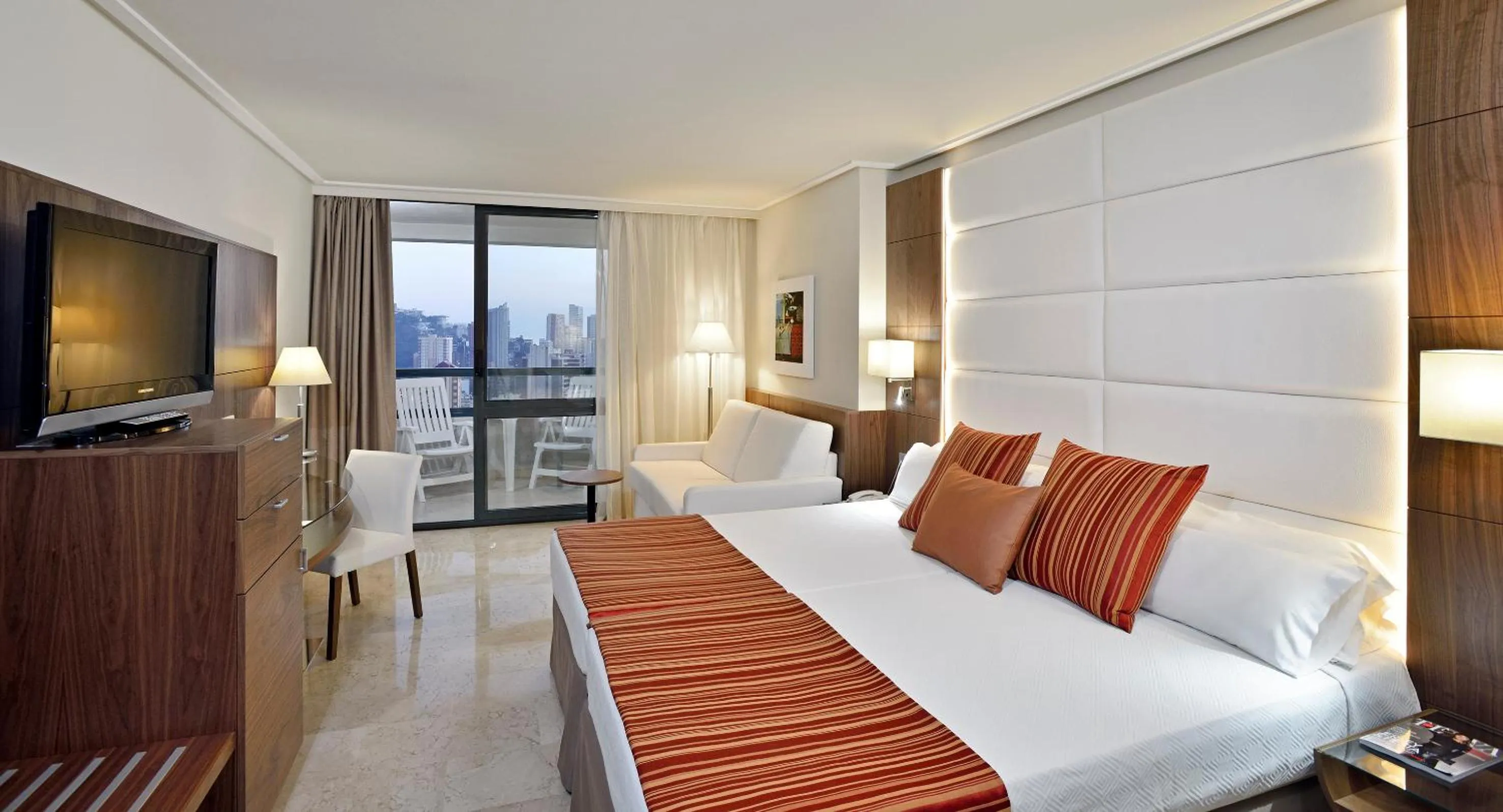 Photo of the whole room, Bed in Melia Benidorm