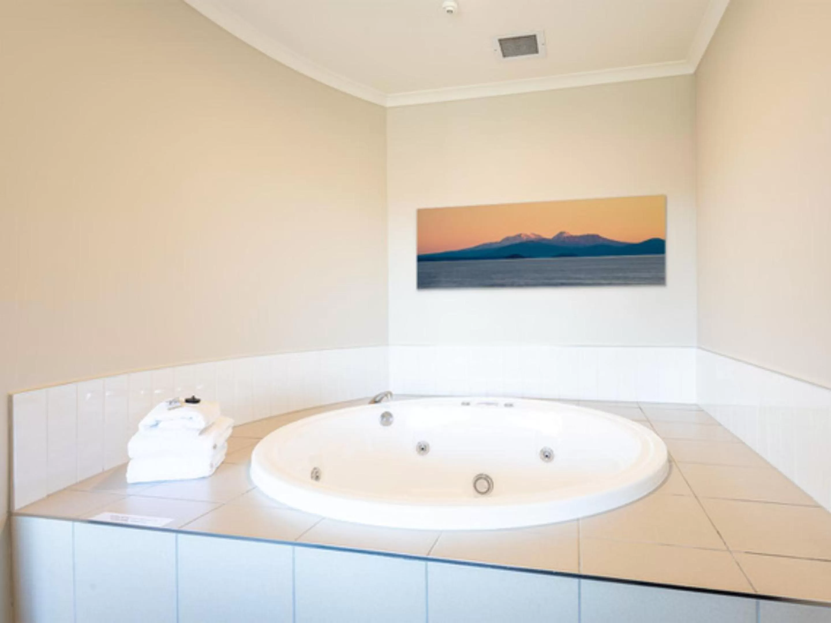 Bath in Lake Taupo Motor Inn