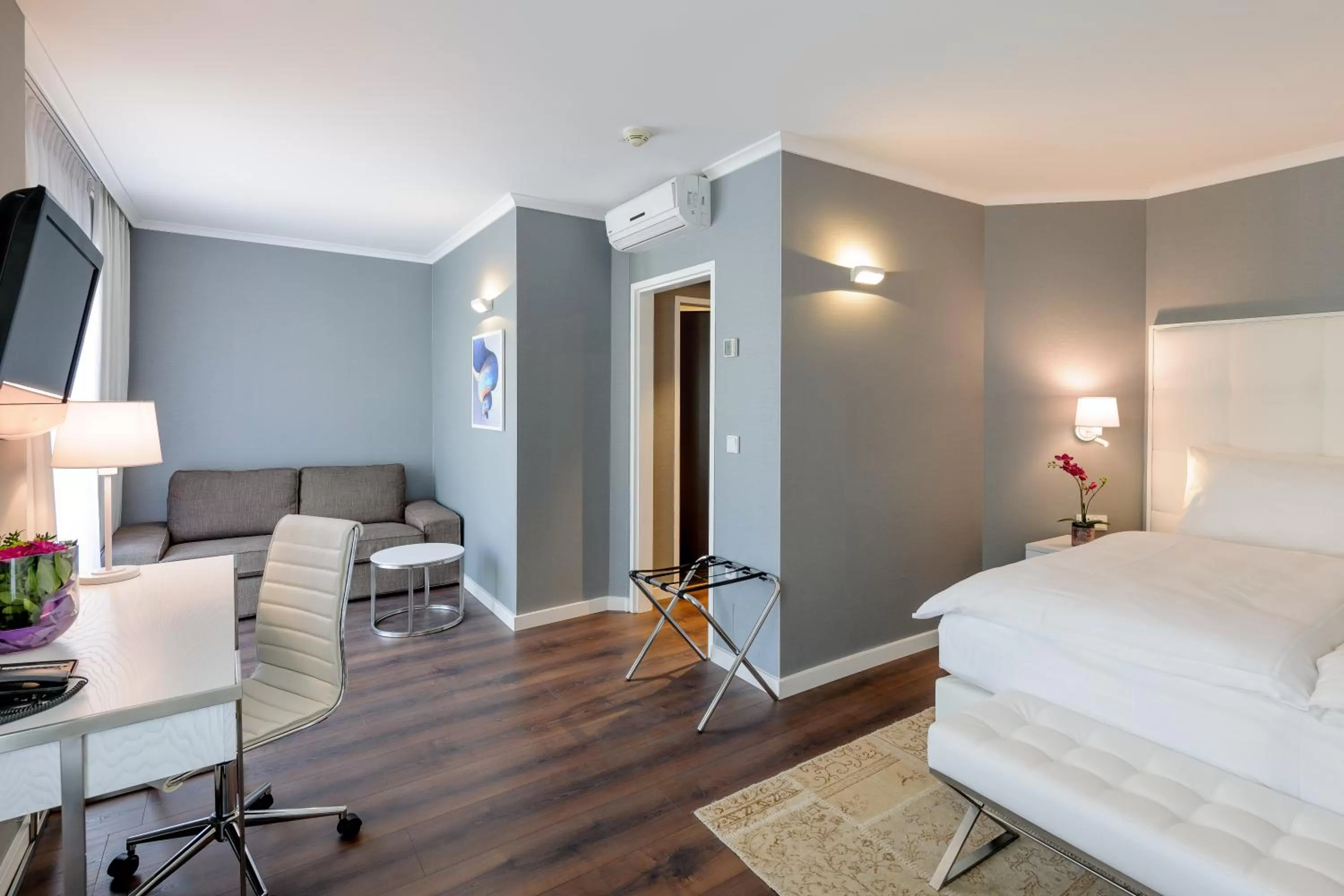 Living room, Bed in Mercure Hotel Raphael Wien