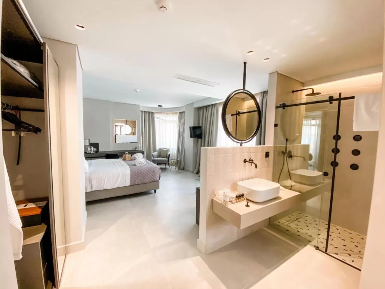 Bathroom, Bed in Royalty Hotel Athens