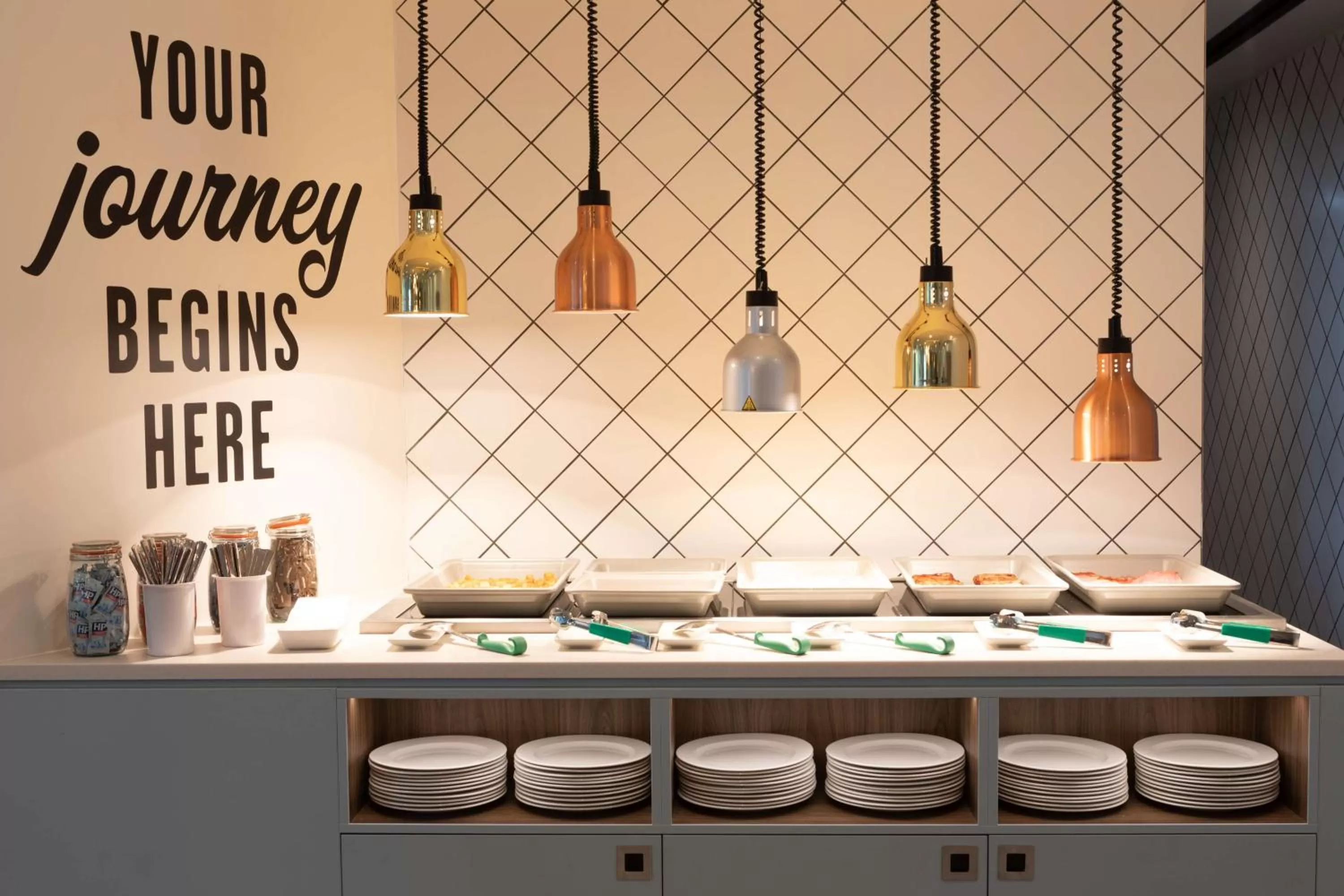 Lounge or bar in Hampton by Hilton Ashford International