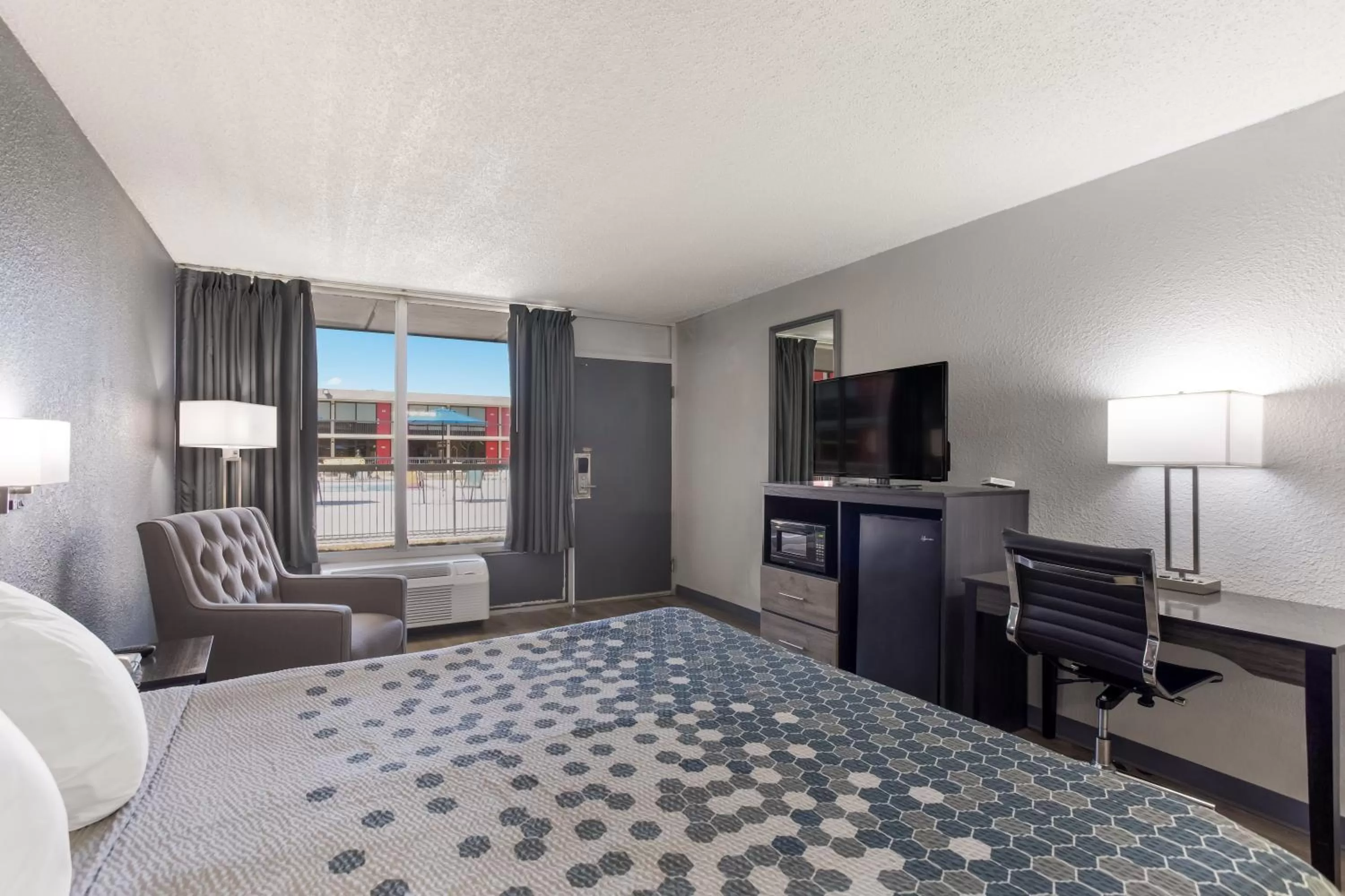 Bed in Econo Lodge Cave City