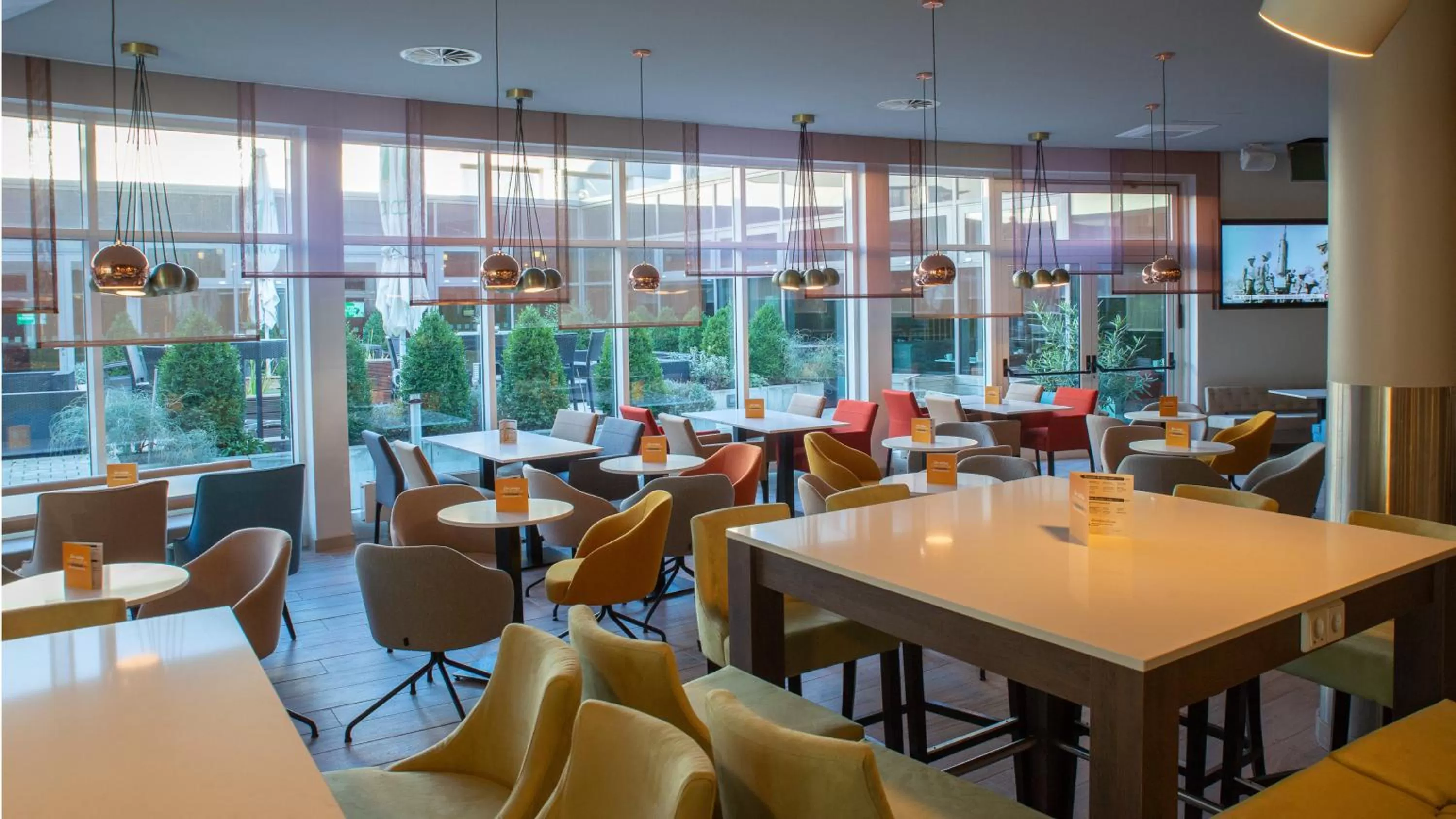 Lounge or bar in Holiday Inn Berlin Airport - Conference Centre by IHG