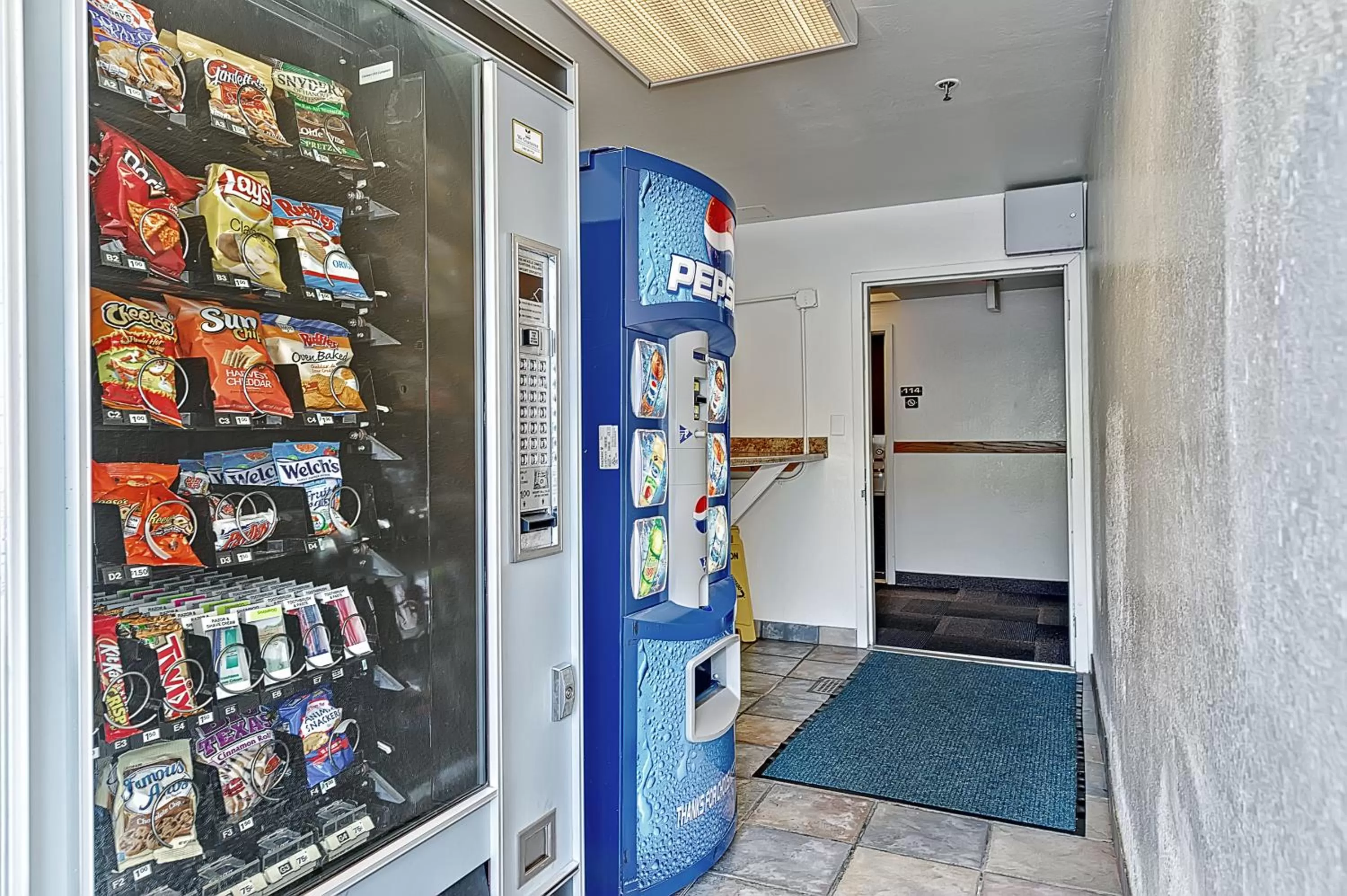 Food and drinks in Motel 6-Glenview, IL - Chicago North