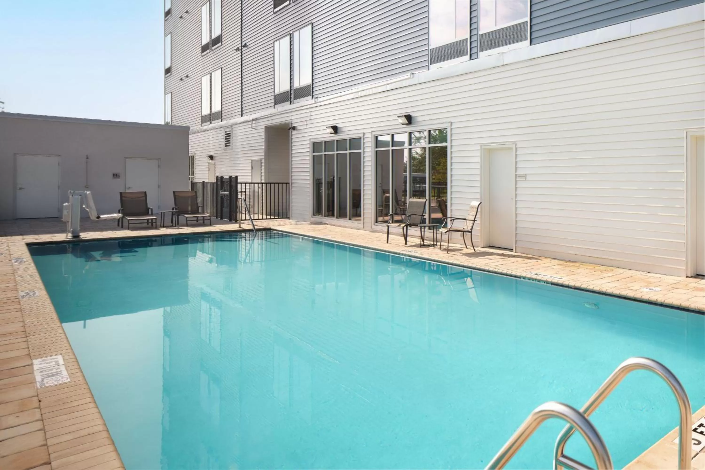 Swimming pool in SpringHill Suites by Marriott Jacksonville Baymeadows
