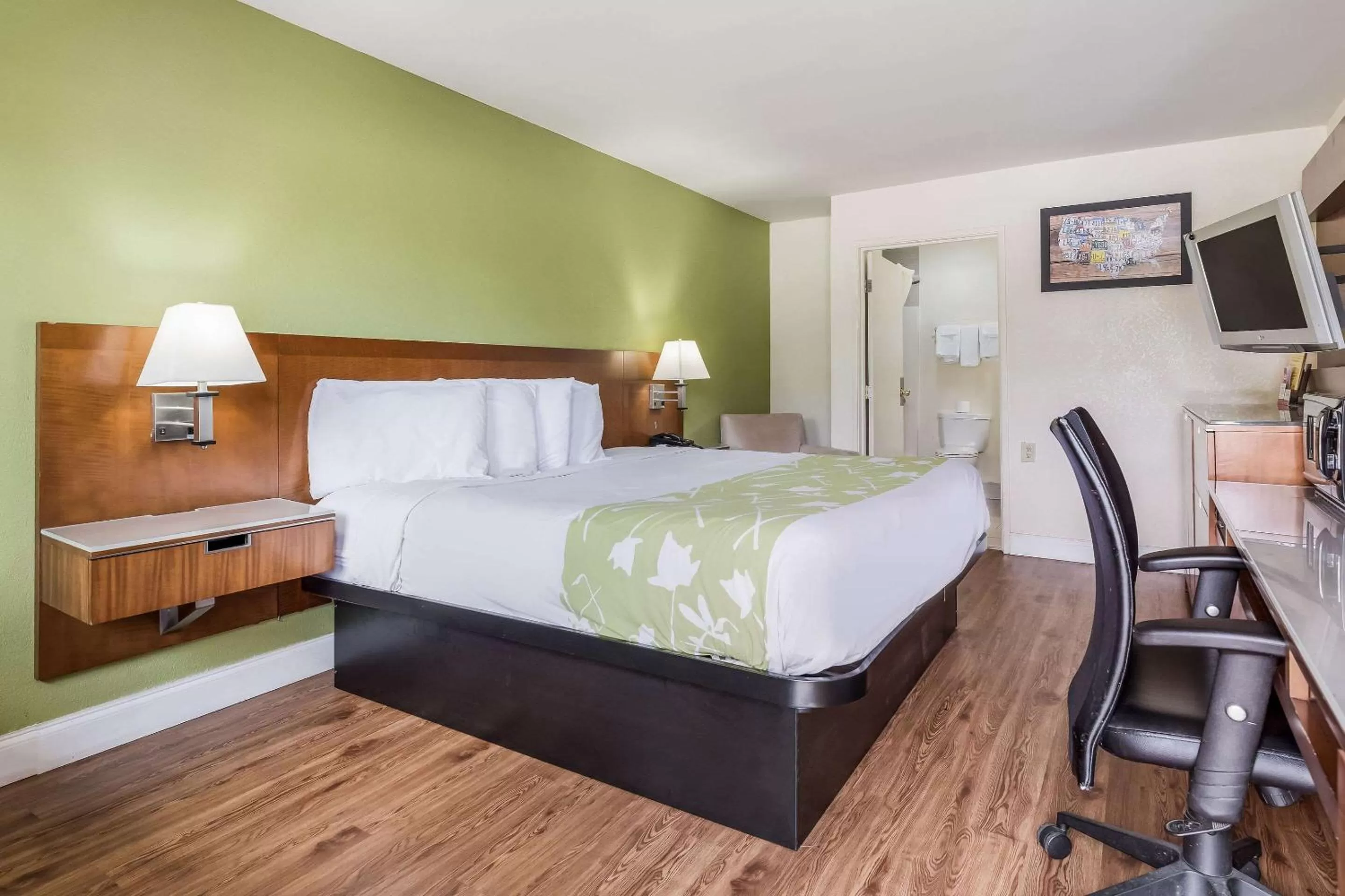 Photo of the whole room, Bed in Econo Lodge Atlanta Airport East