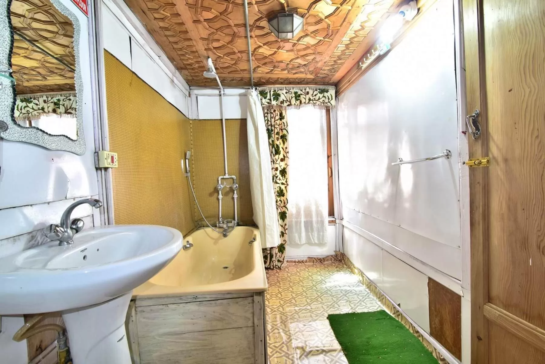 Shower in Houseboat Zaindari Palace