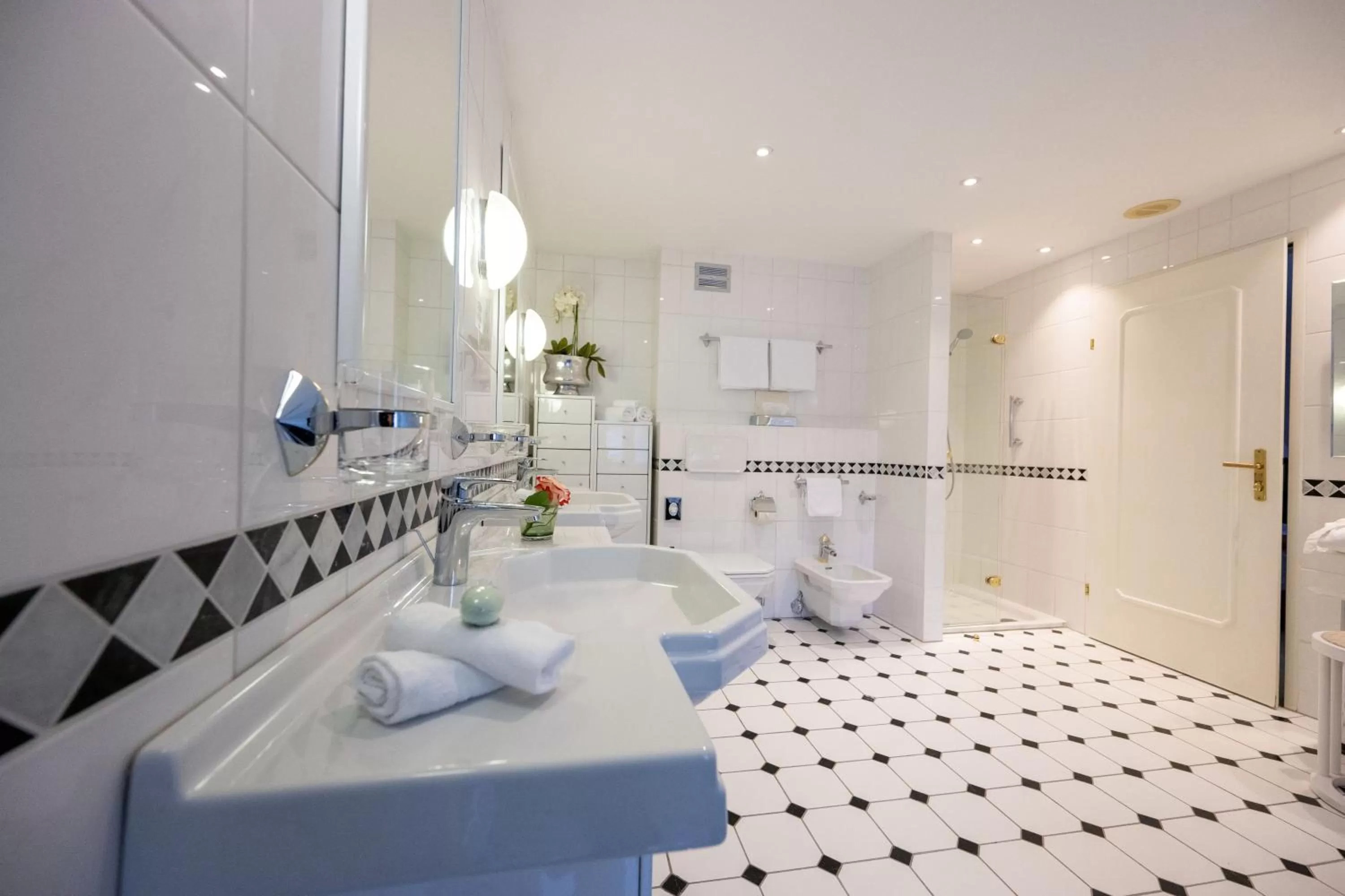 Toilet in Hotel Admiral am Kurpark