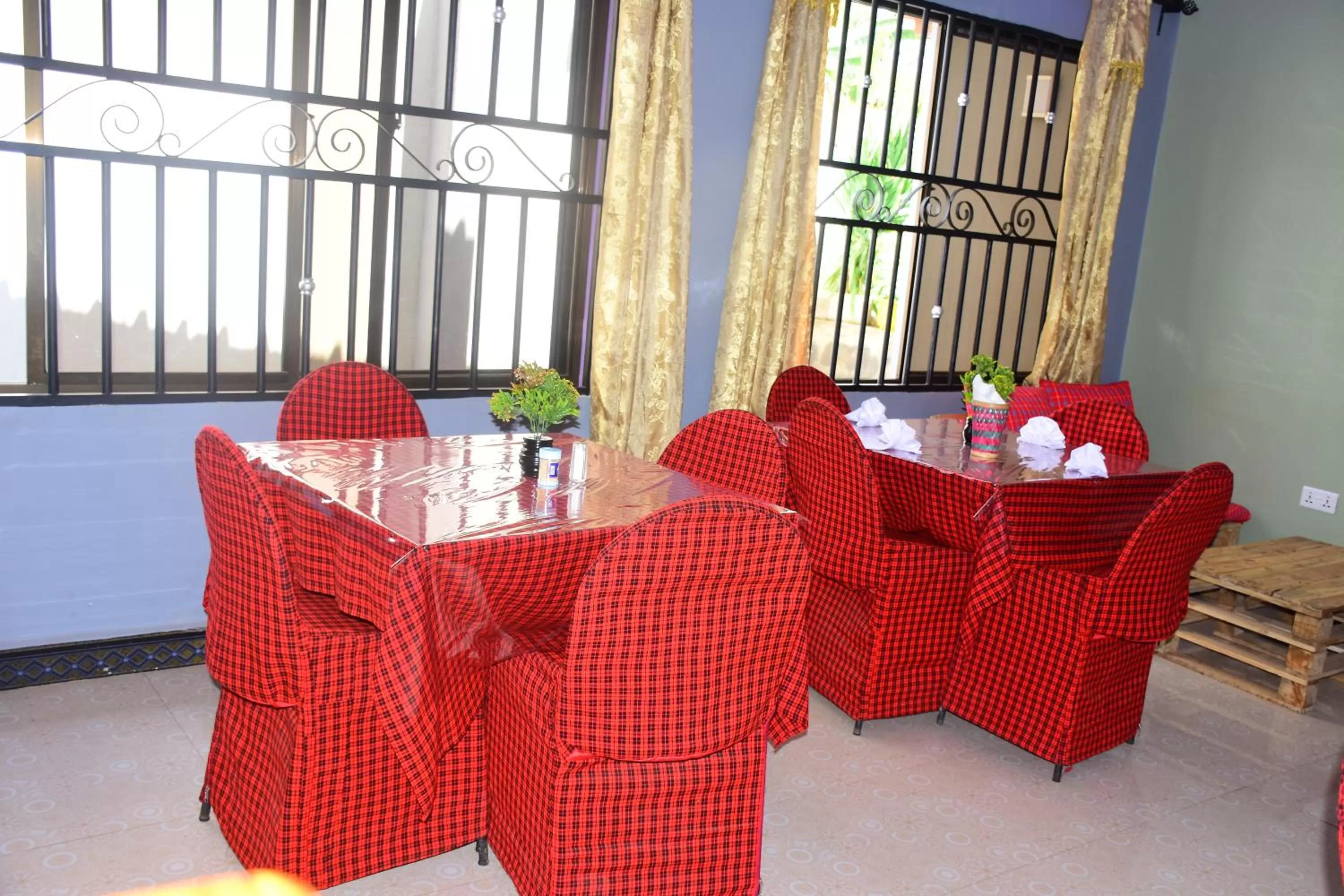 Restaurant/places to eat in Safari Park House