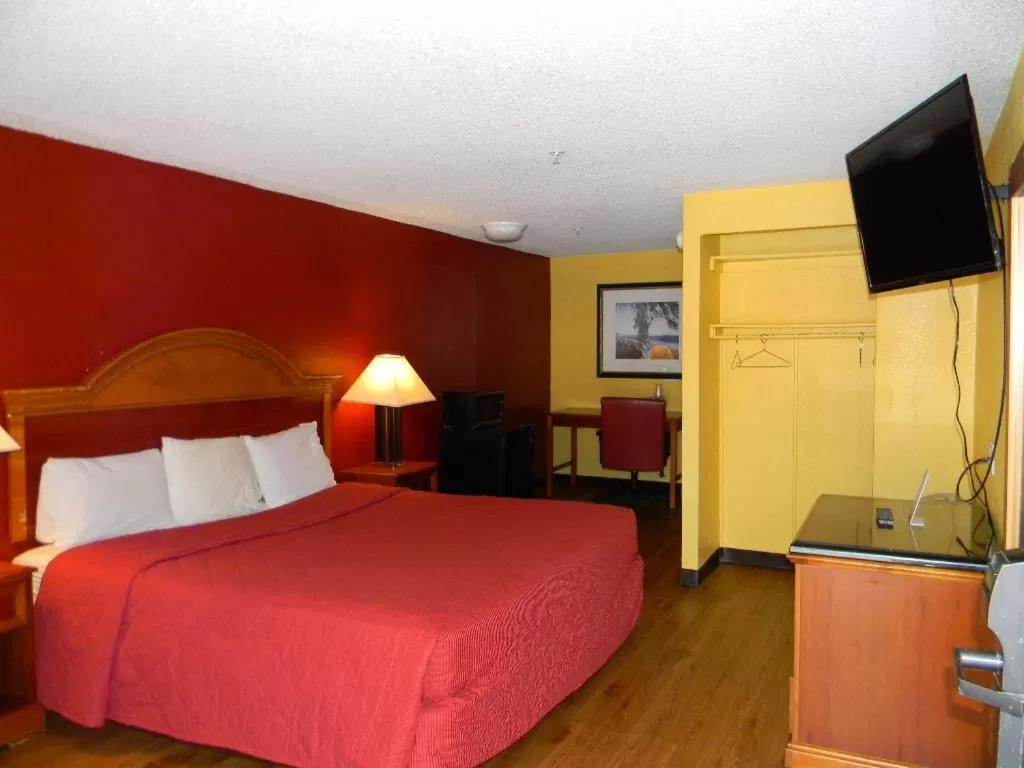 Photo of the whole room, Bed in SleepWell Stockbridge