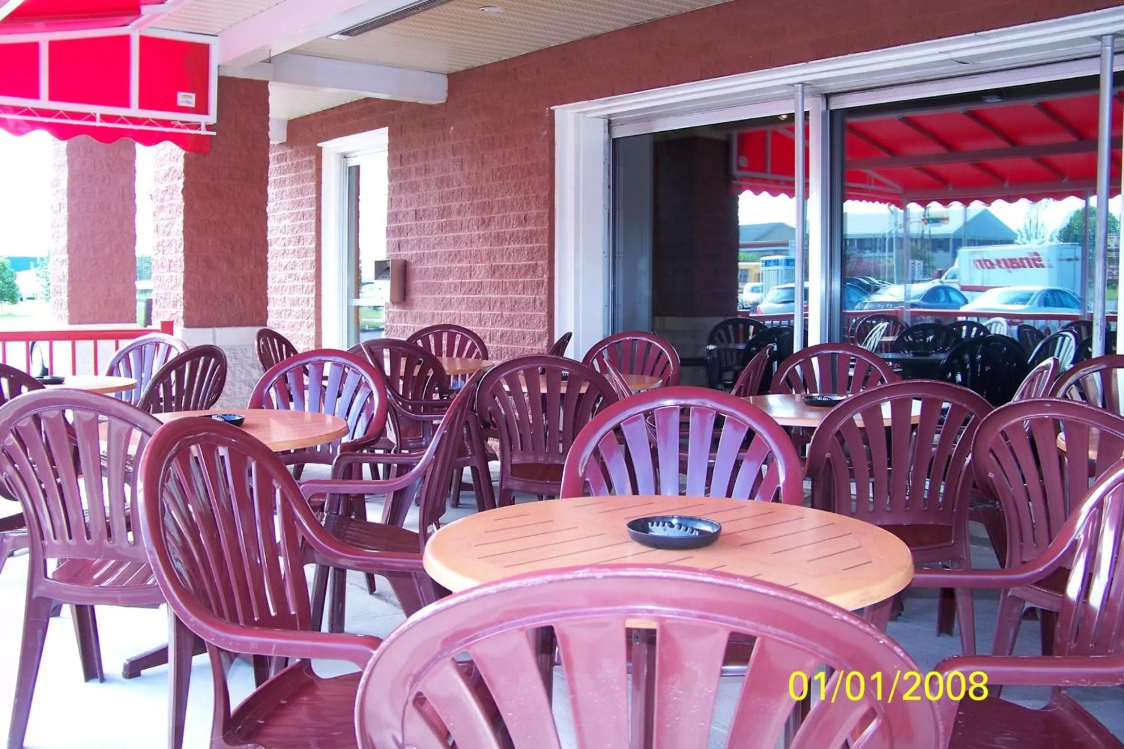 Lounge or bar in Travelodge by Wyndham Drummondville