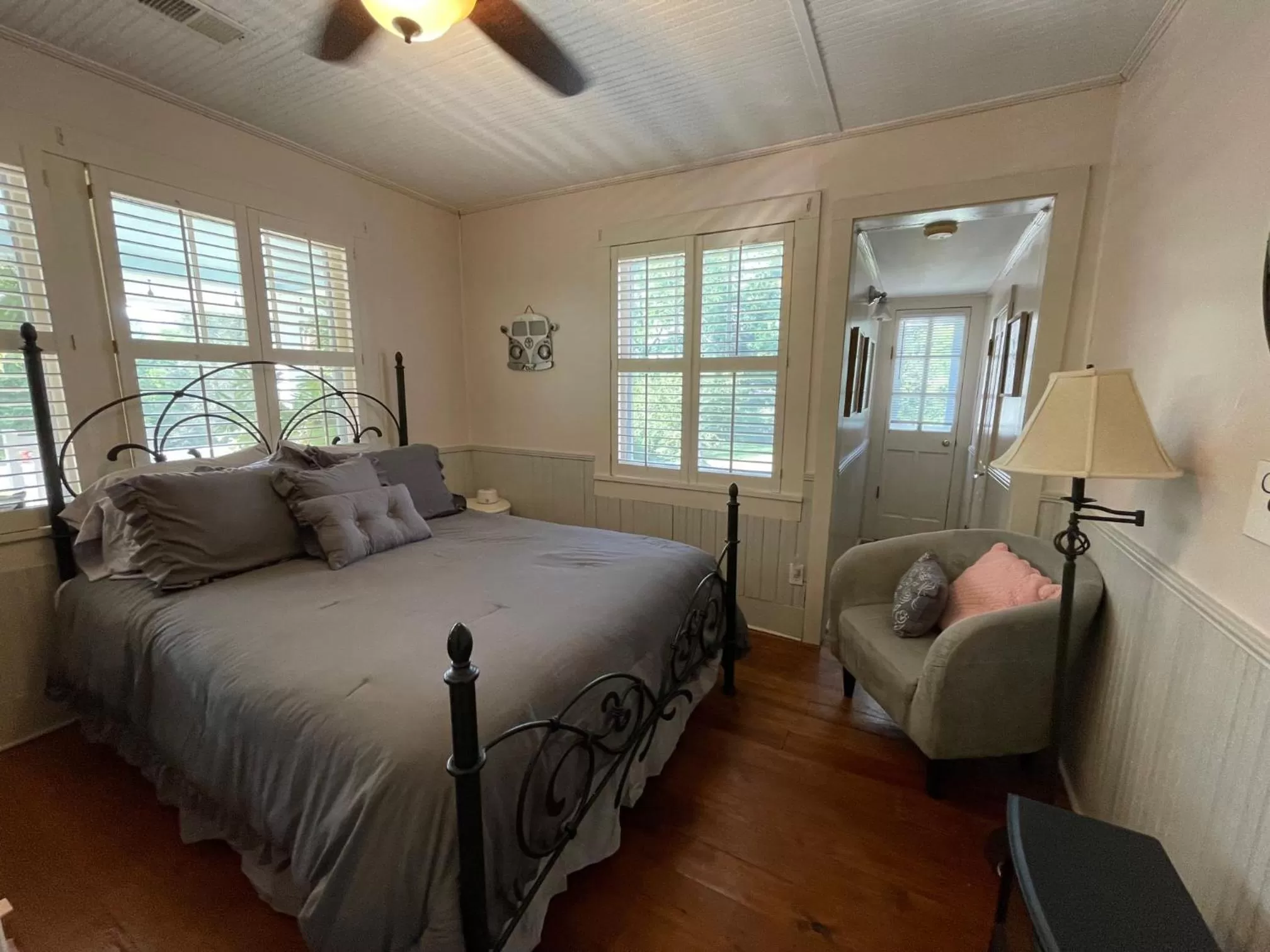 Photo of the whole room in Folkestone Inn