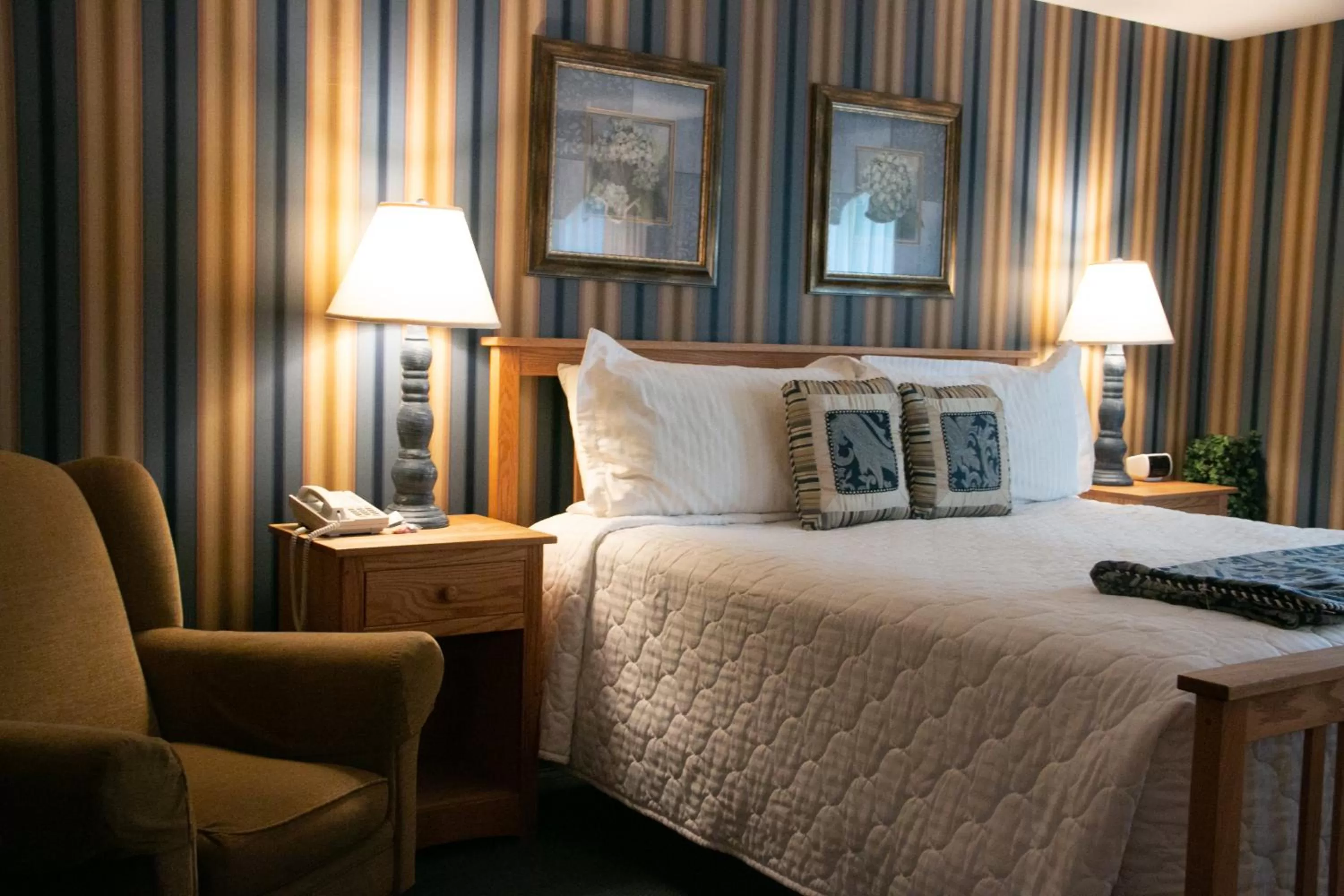 Bed in Essenhaus Inn & Conf. Center