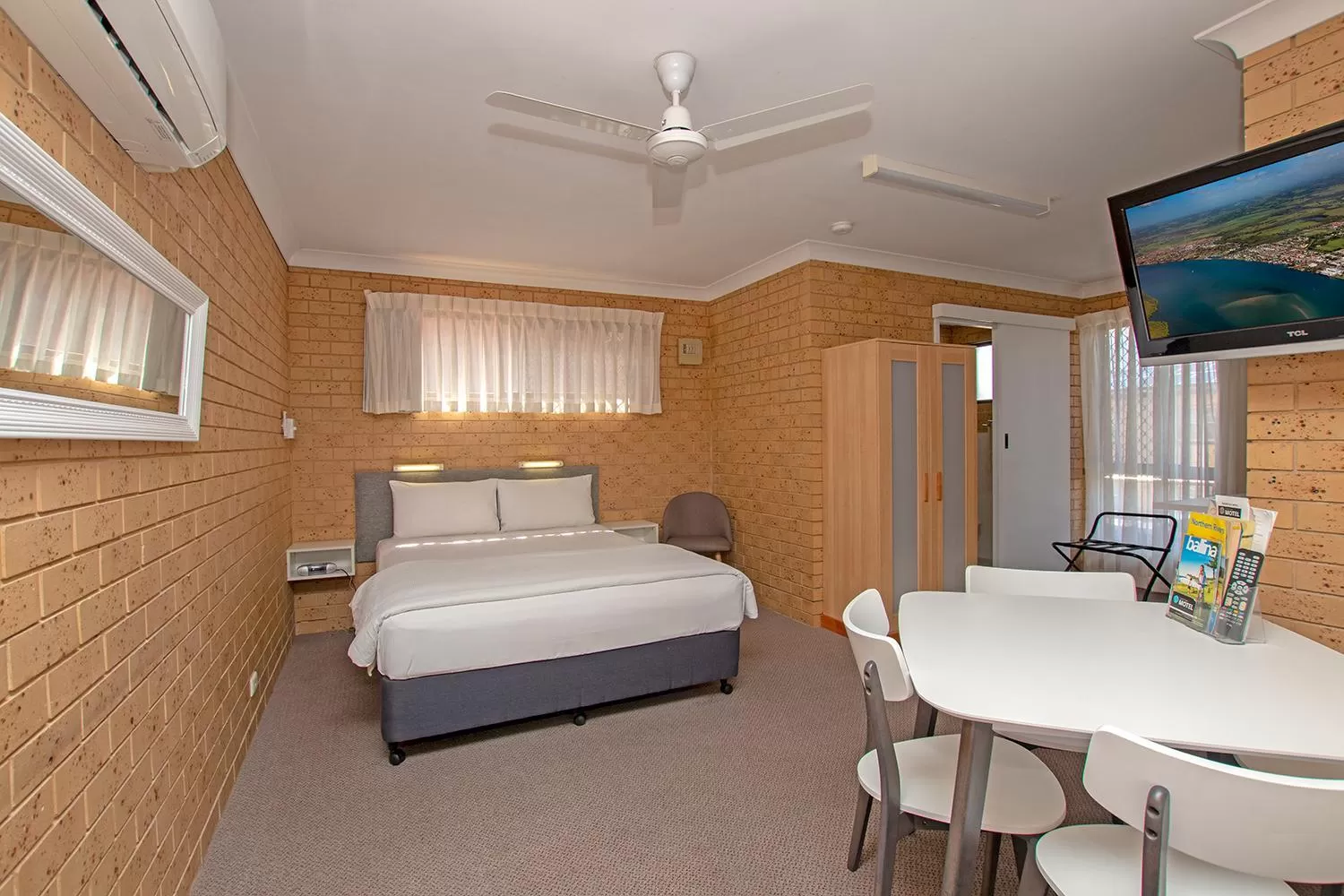 Bed in Coast Inn Motel