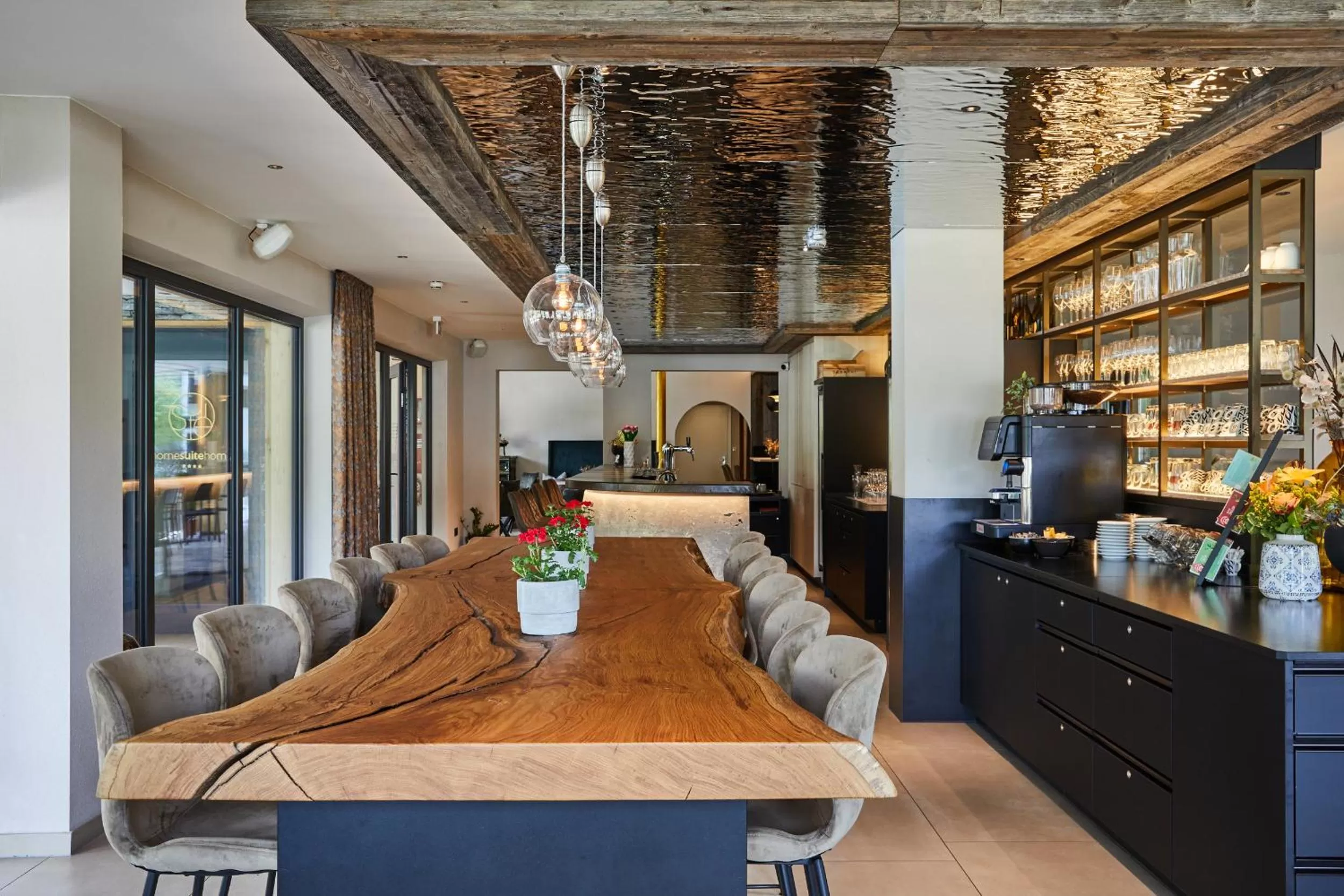 Restaurant/places to eat in Home suite home