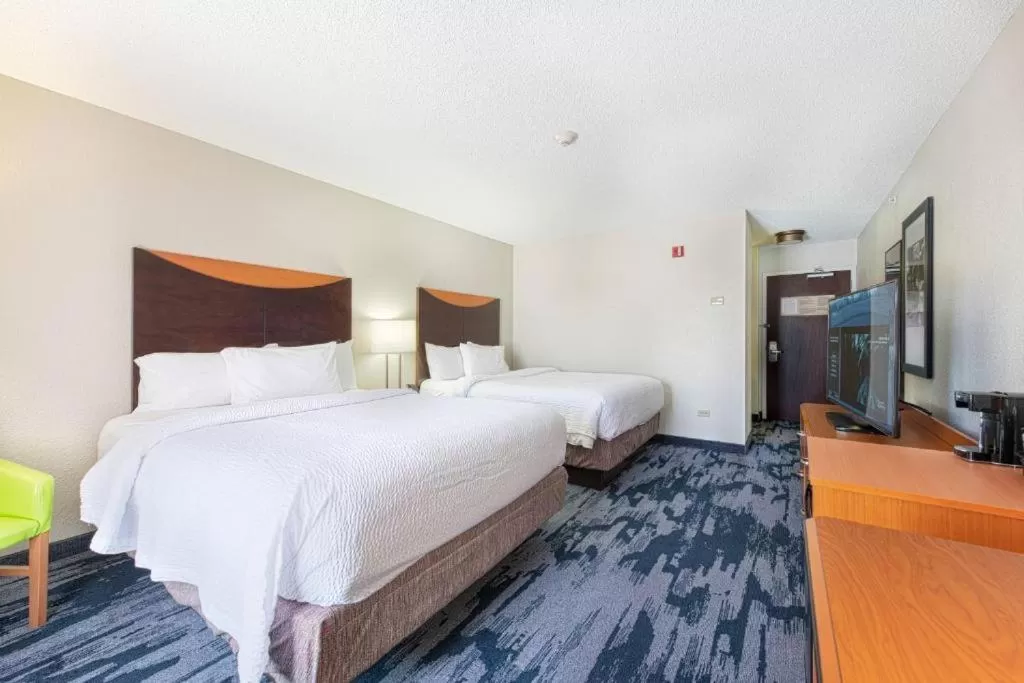 Bed in Fairfield Inn & Suites by Marriott Chicago Naperville