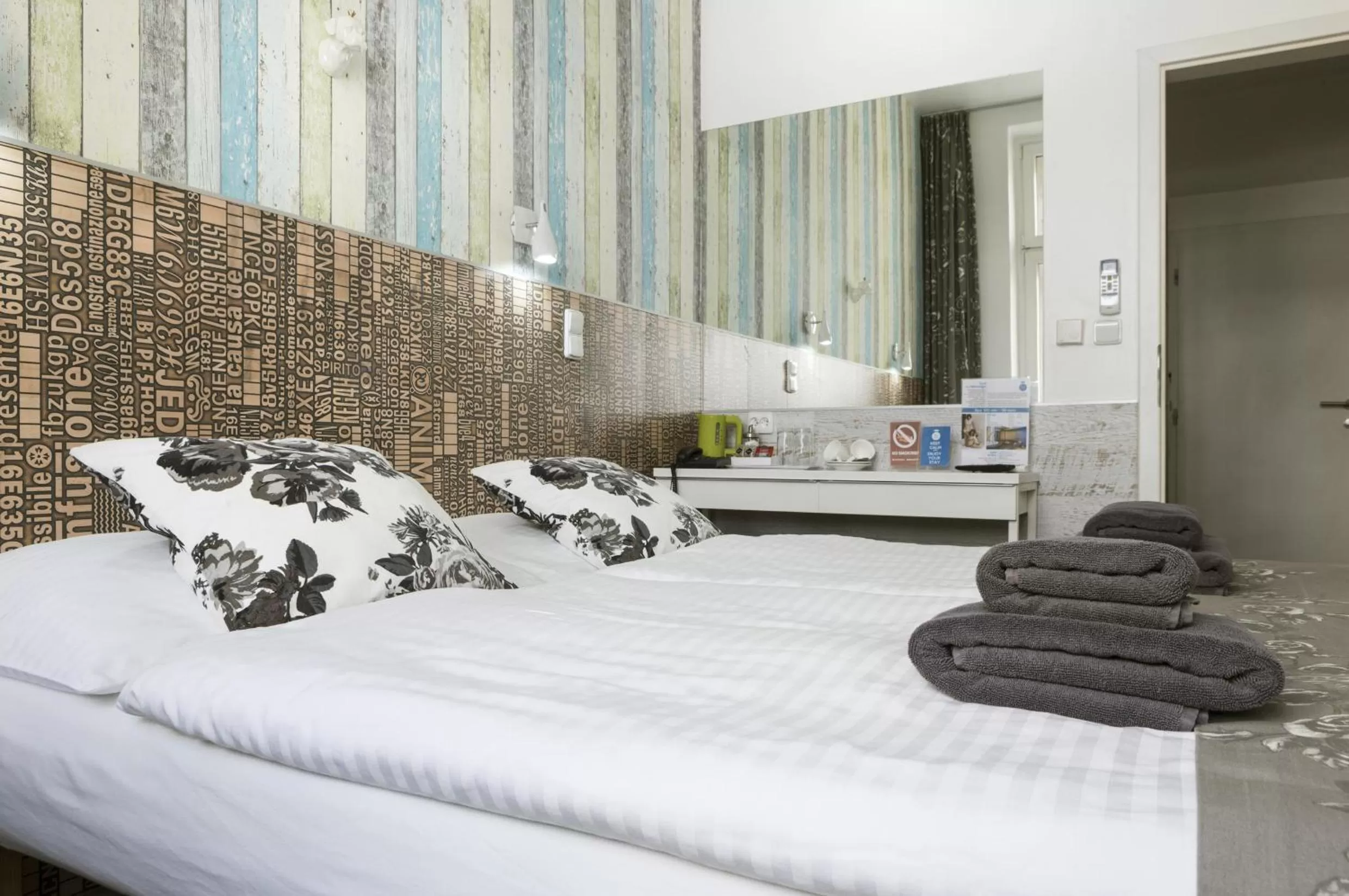 Coffee/tea facilities, Bed in Royal Court Hotel