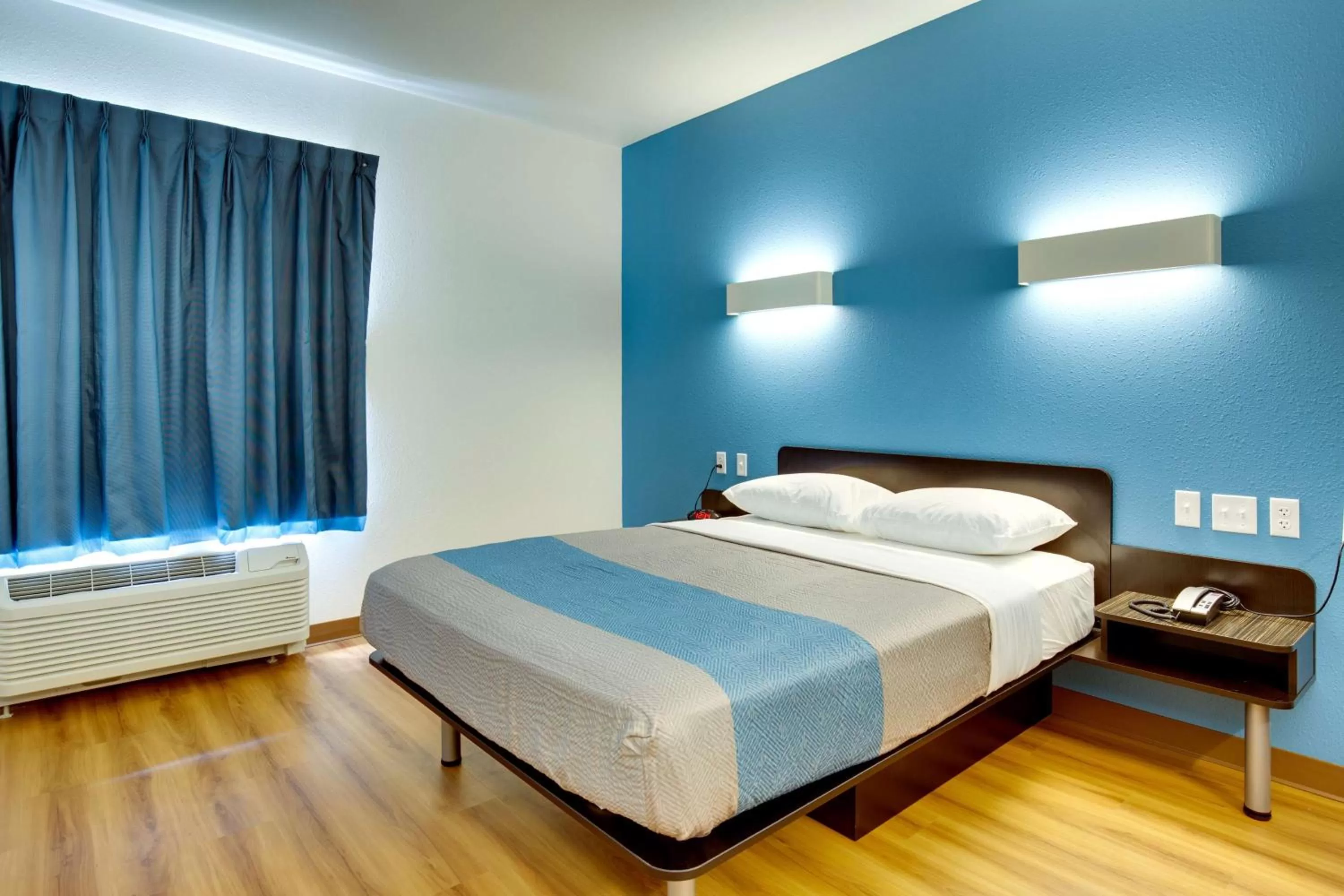 Photo of the whole room, Bed in Motel 6 Poplar Bluff, MO