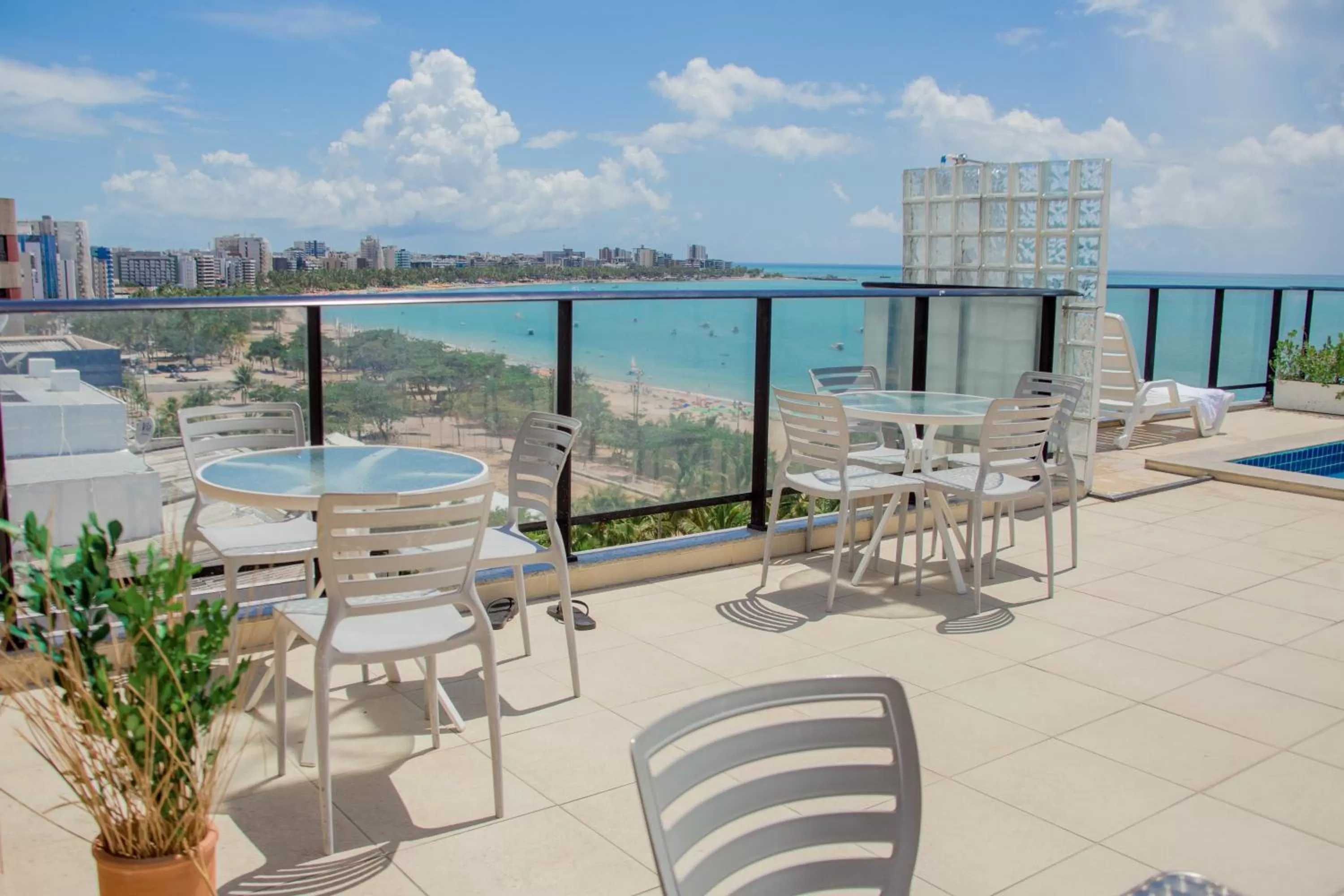 Swimming pool in Vistamar Hotel