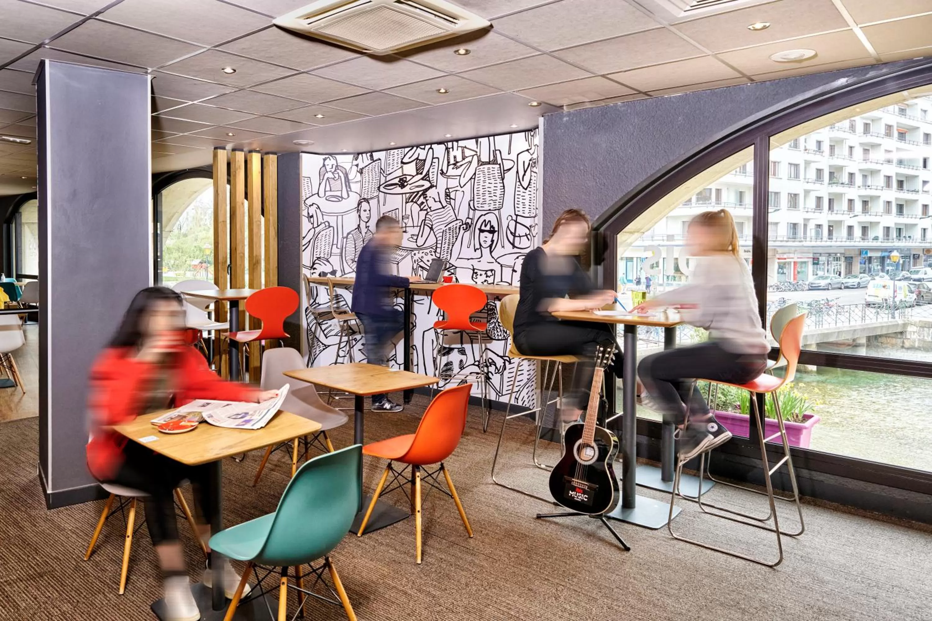 Lounge or bar in ibis Annecy Centre Vieille Ville