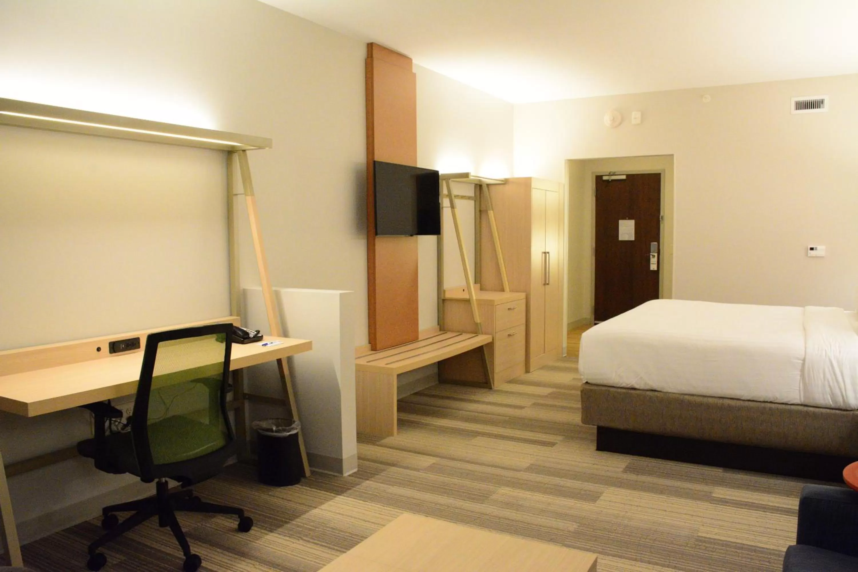 Photo of the whole room, Bed in Holiday Inn Express & Suites Lexington Park California by IHG