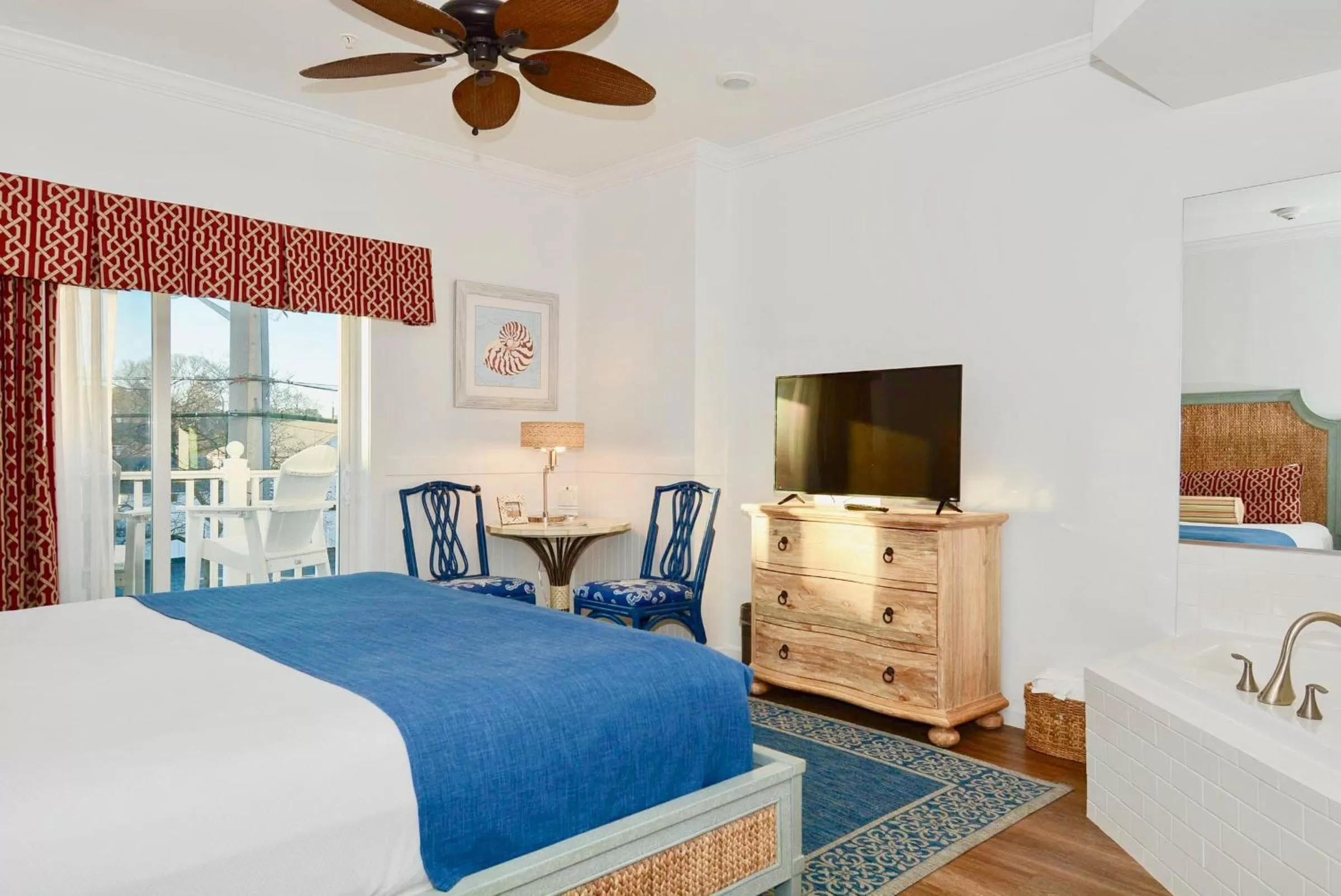 Hot Tub, Bed in Avenue Inn & Spa