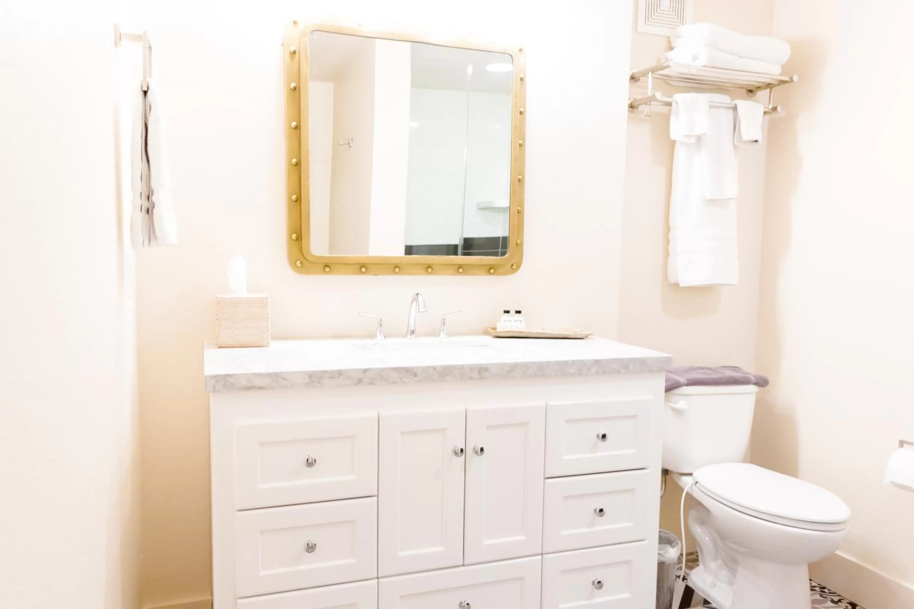 Bathroom in The Bishop Arts Hotel by Qresorts