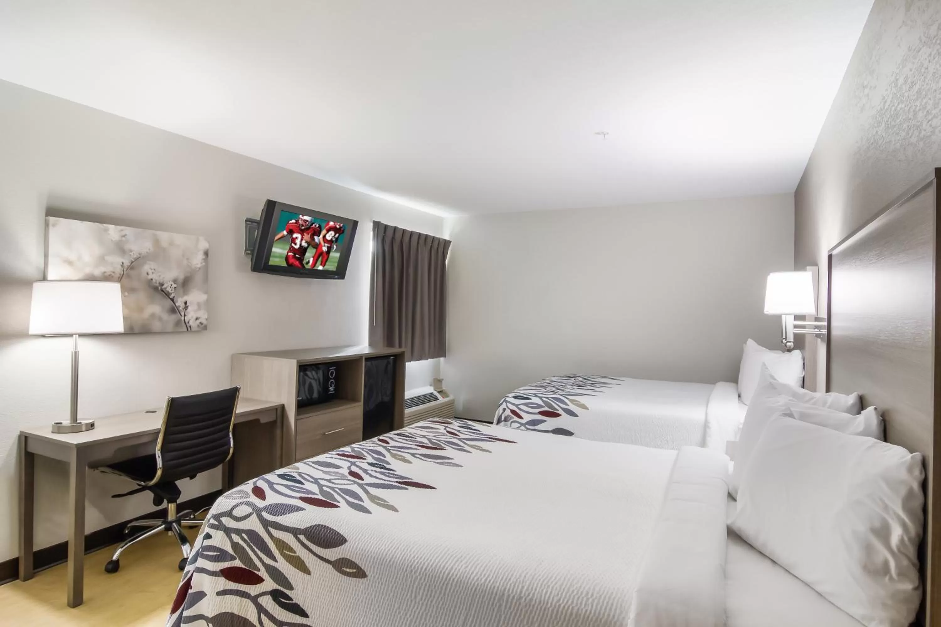 Photo of the whole room, Bed in Red Roof Inn I-95 North Brunswick Darien