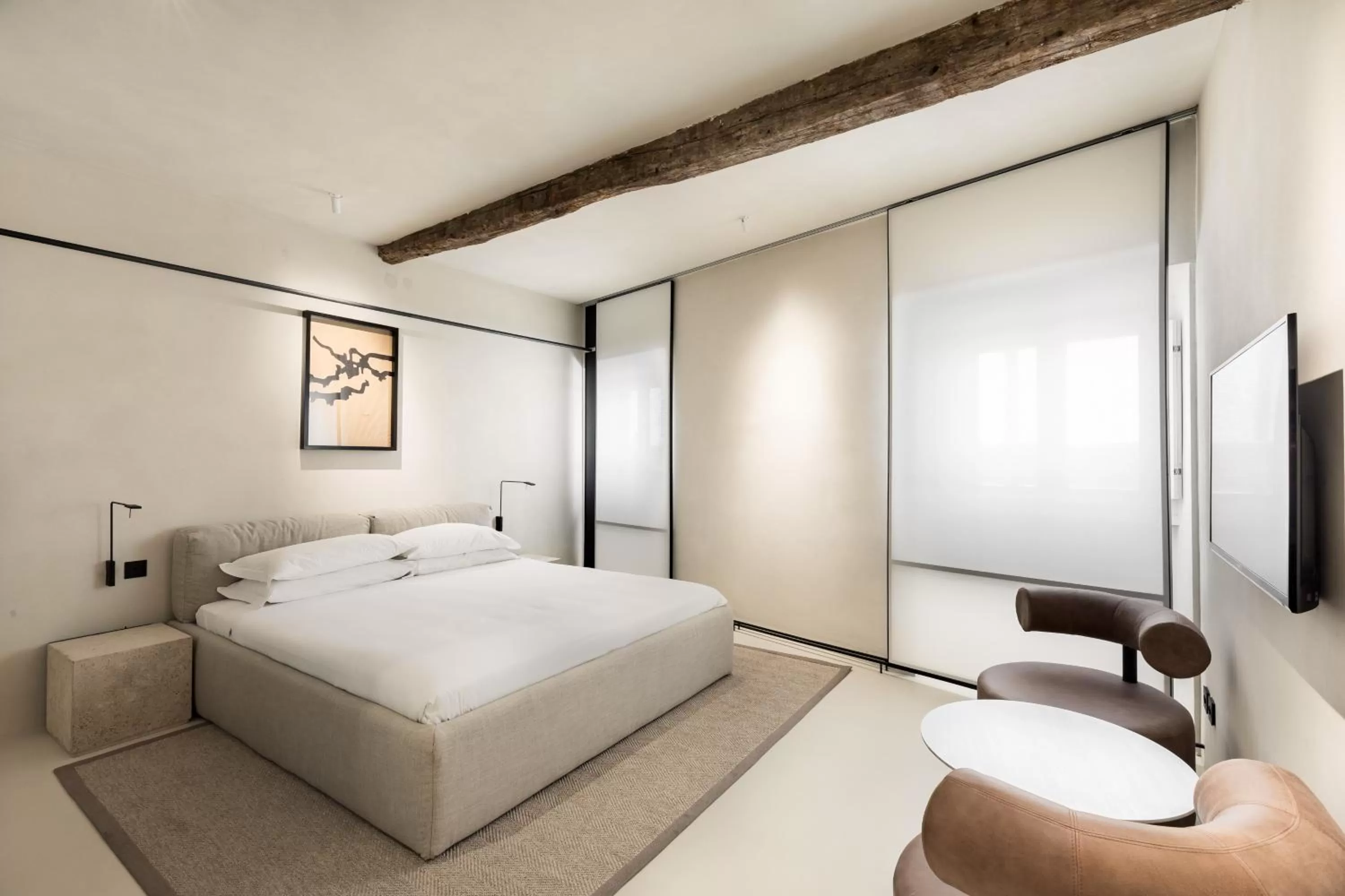 Photo of the whole room, Bed in Hotel Scenario