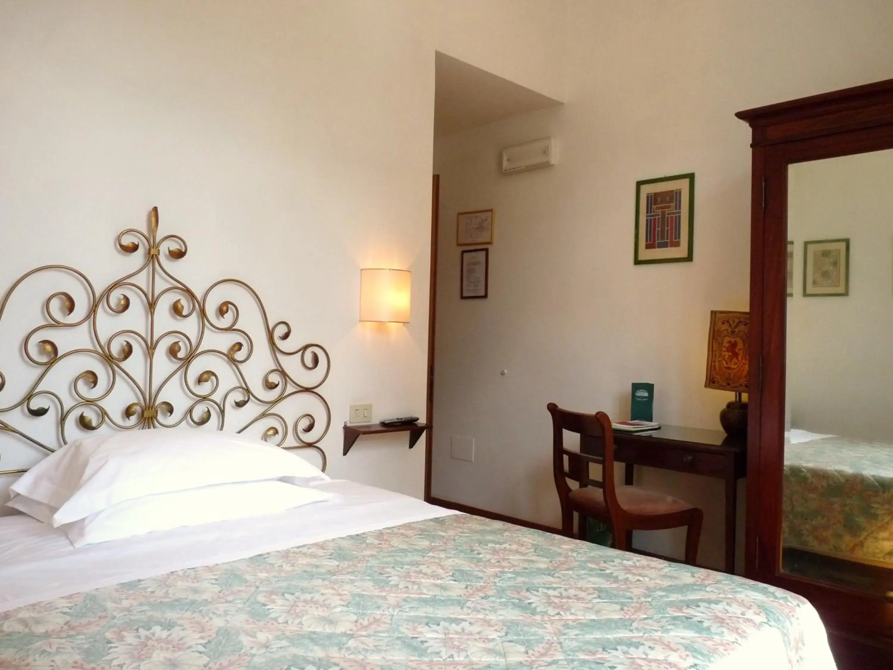 Single Room with Bathroom - single occupancy in Classic Hotel Single Room with Bathroom - single occupancy in Classic Hotel