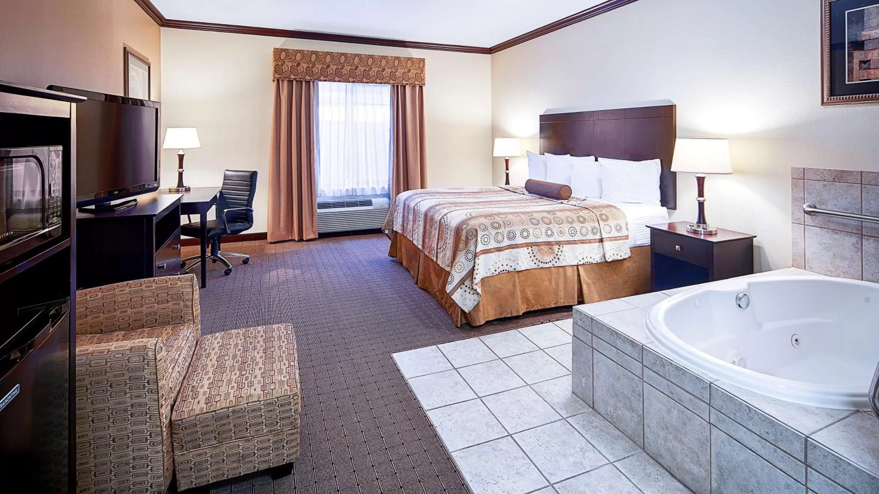 Photo of the whole room, Bed in Best Western Plus Royal Mountain Inn & Suites