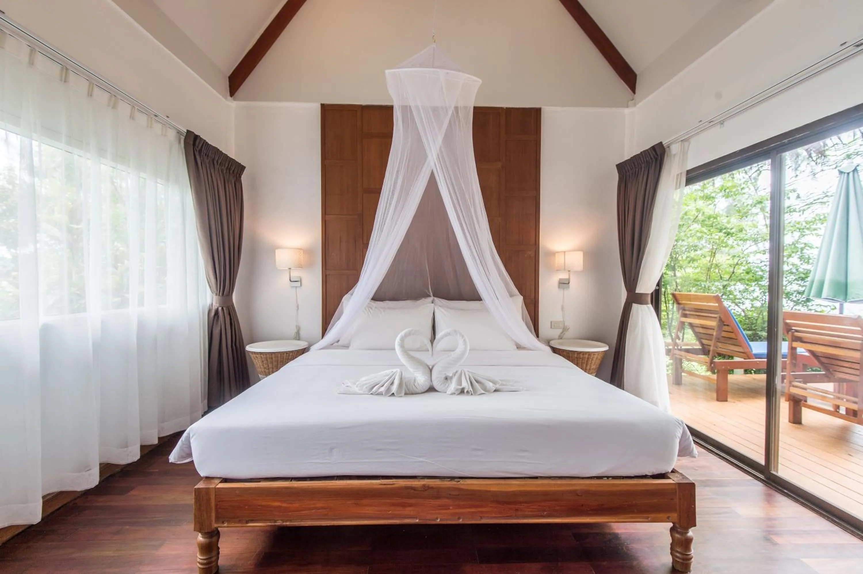 Bedroom, Bed in Twin Bay Resort Koh Lanta