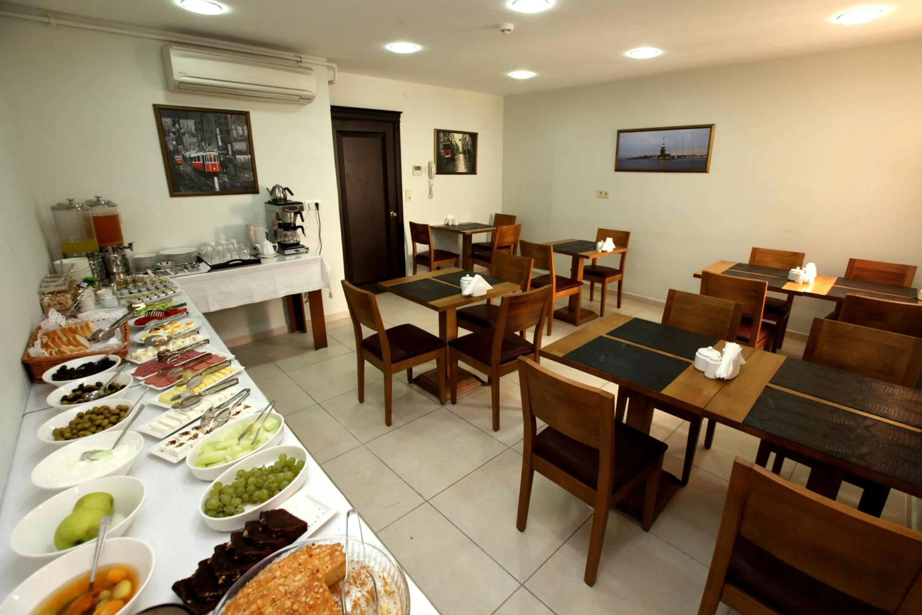 Restaurant/places to eat in Lalinn Hotel