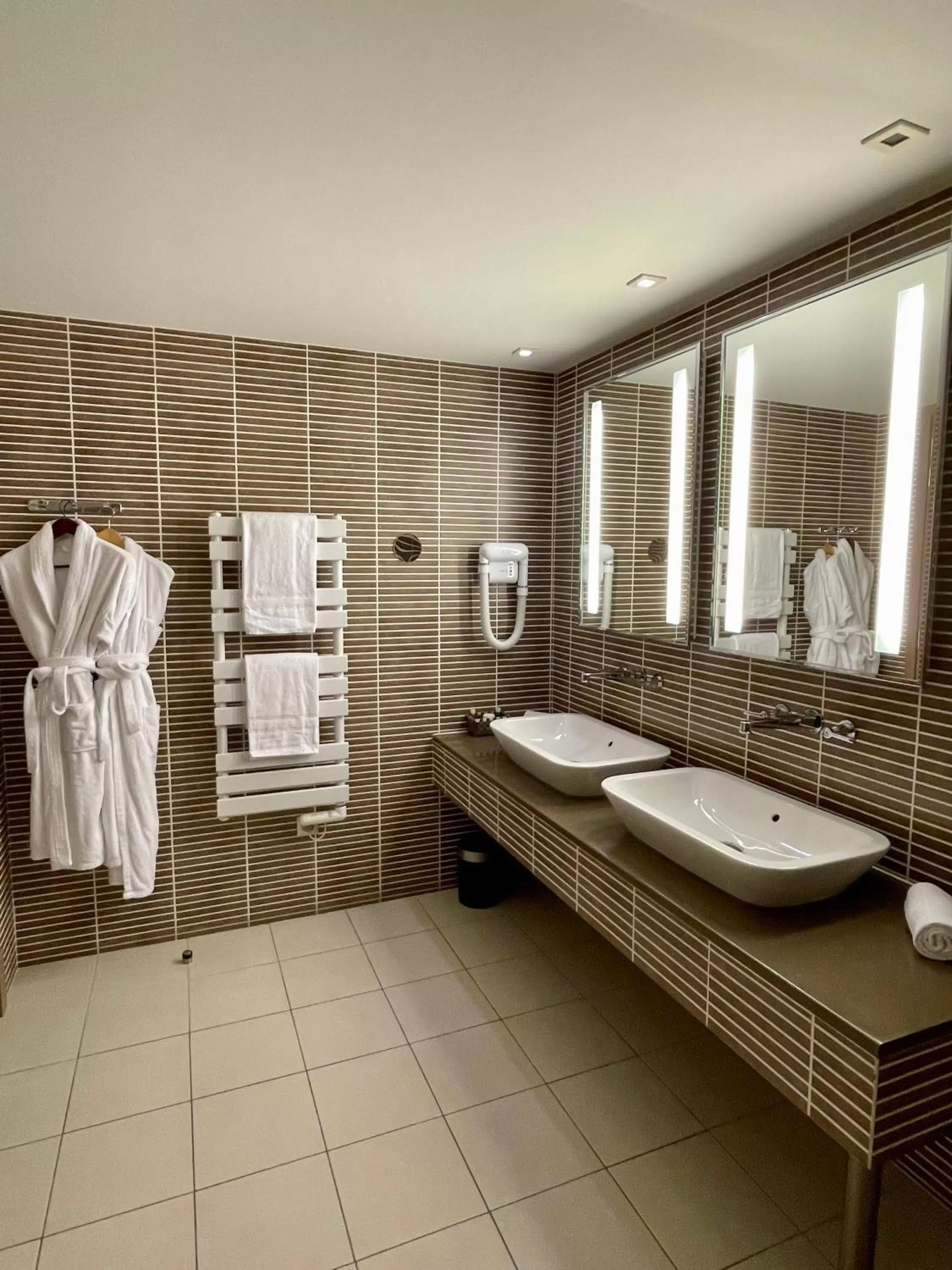 Bathroom in Hôtel Au Logis des Remparts