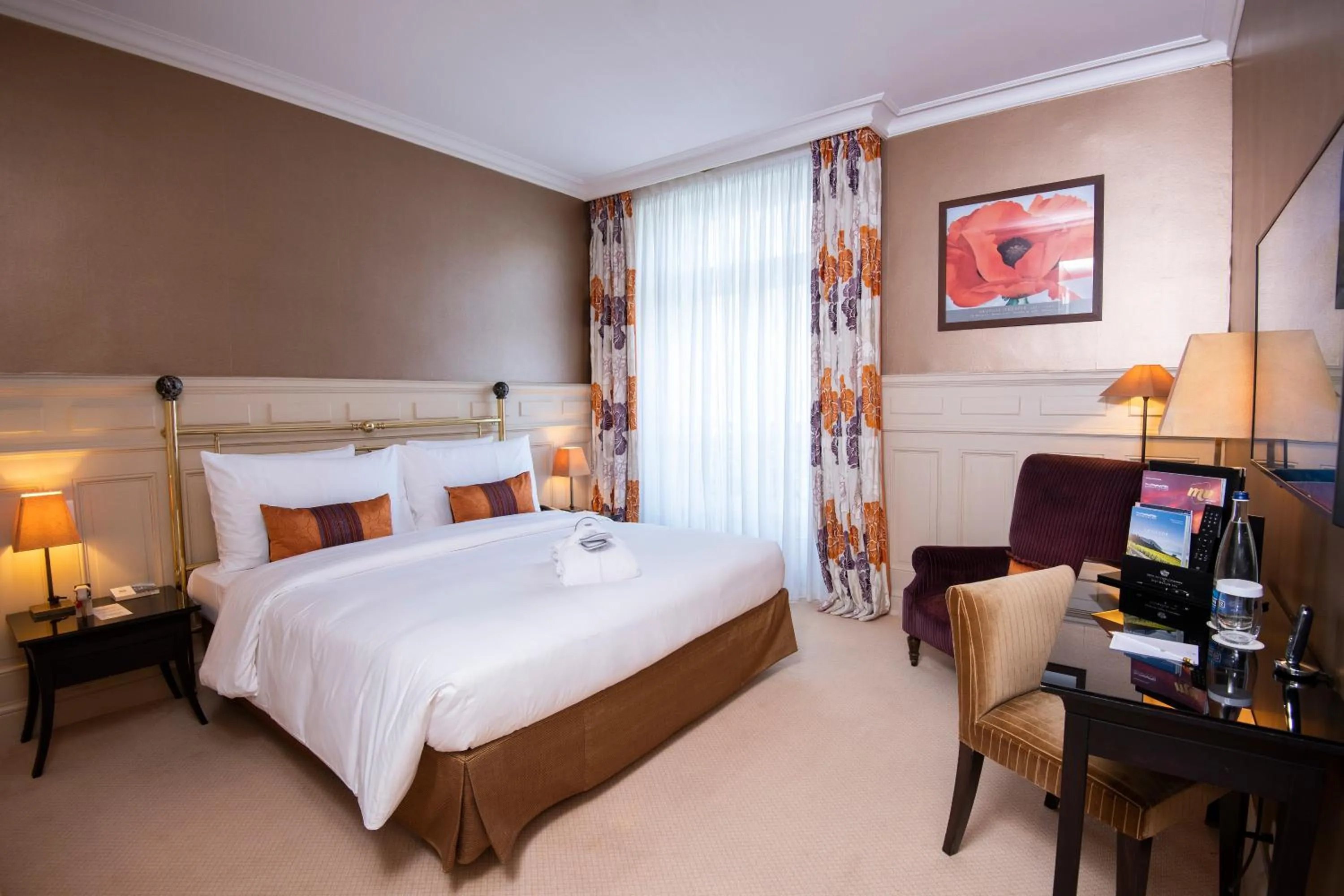 Photo of the whole room, Bed in Hôtel Des Trois Couronnes & Spa - The Leading Hotels of the World