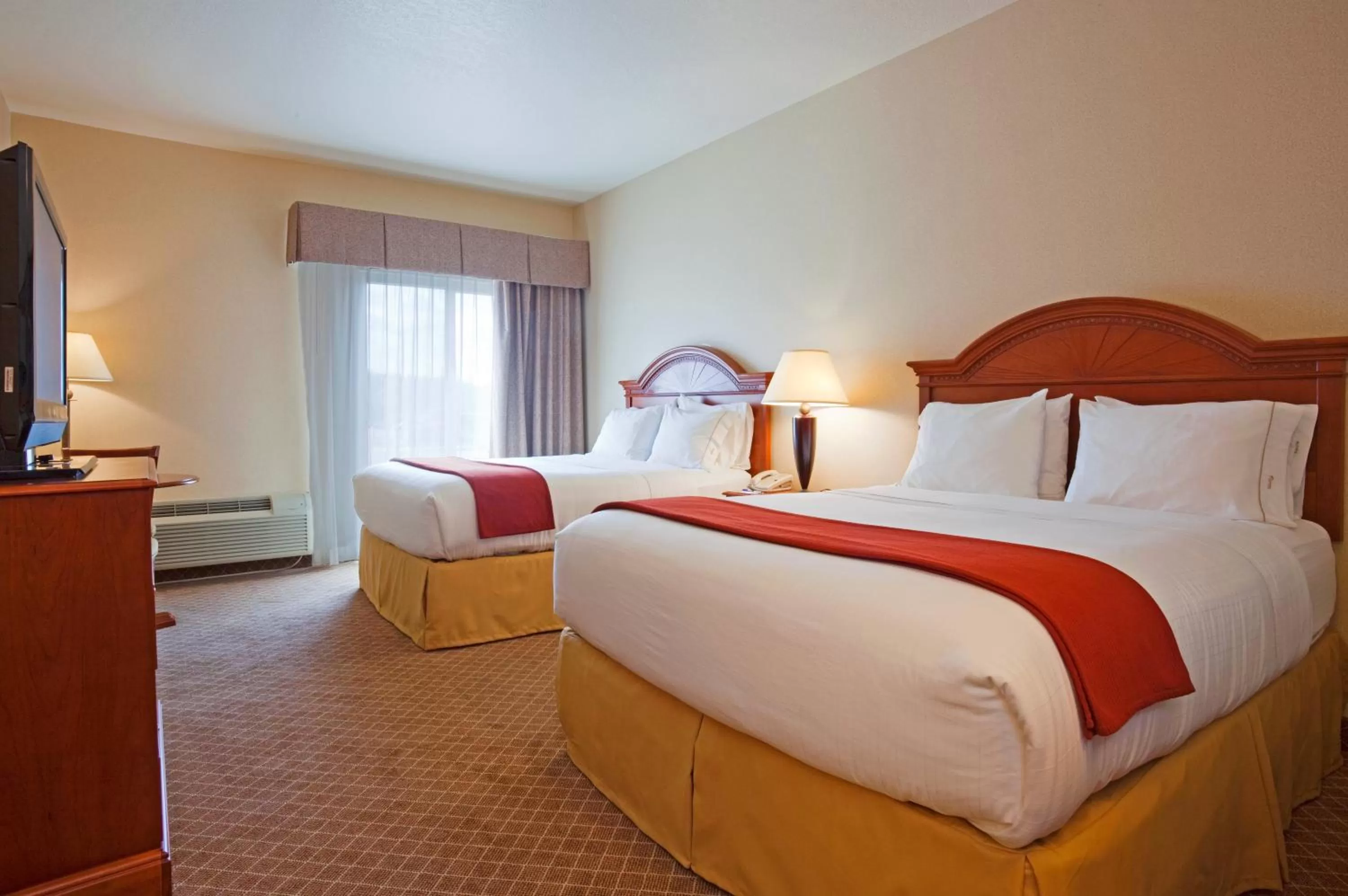 Photo of the whole room, Bed in Holiday Inn Express & Suites Wausau by IHG