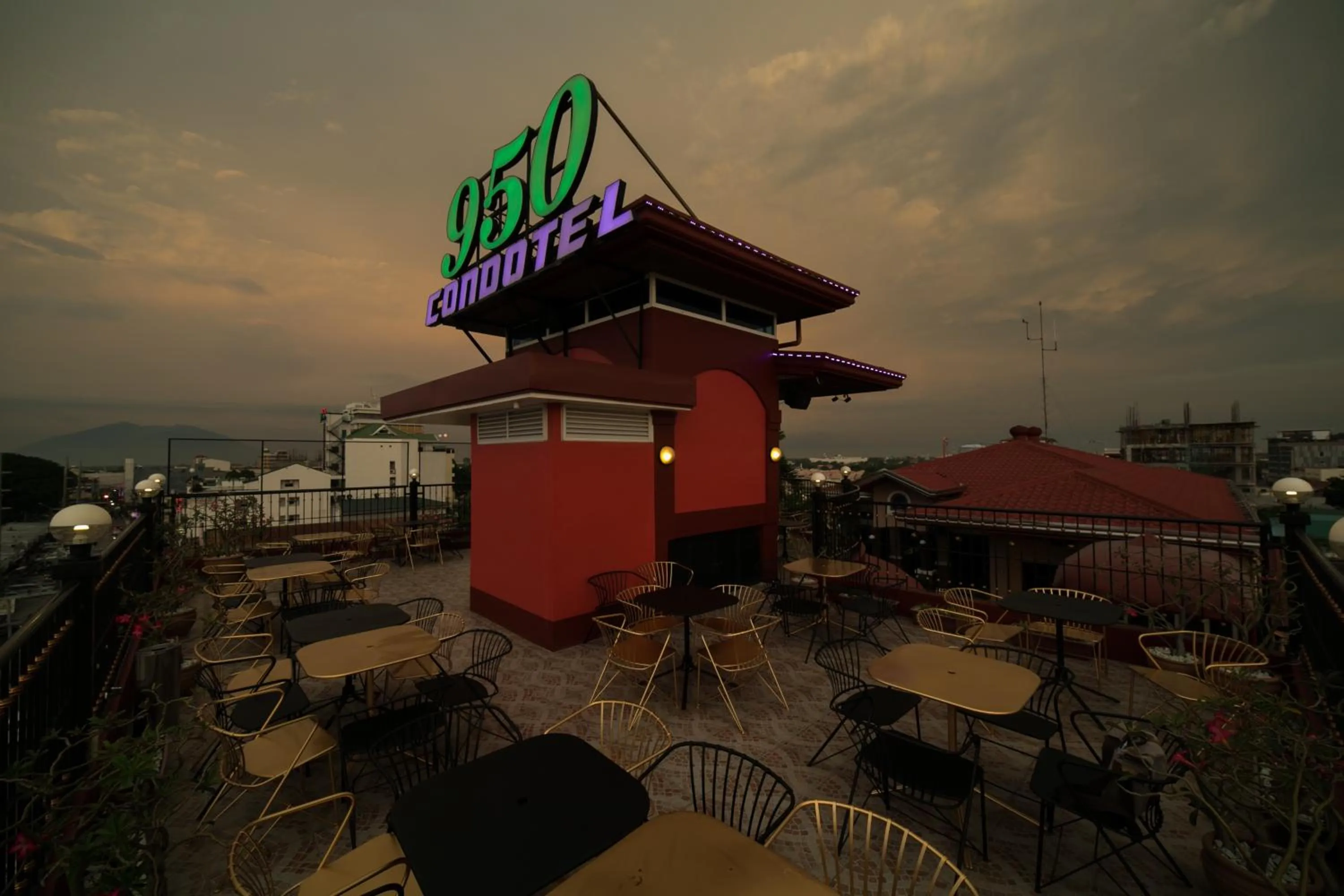 Restaurant/places to eat in 950 Condotel