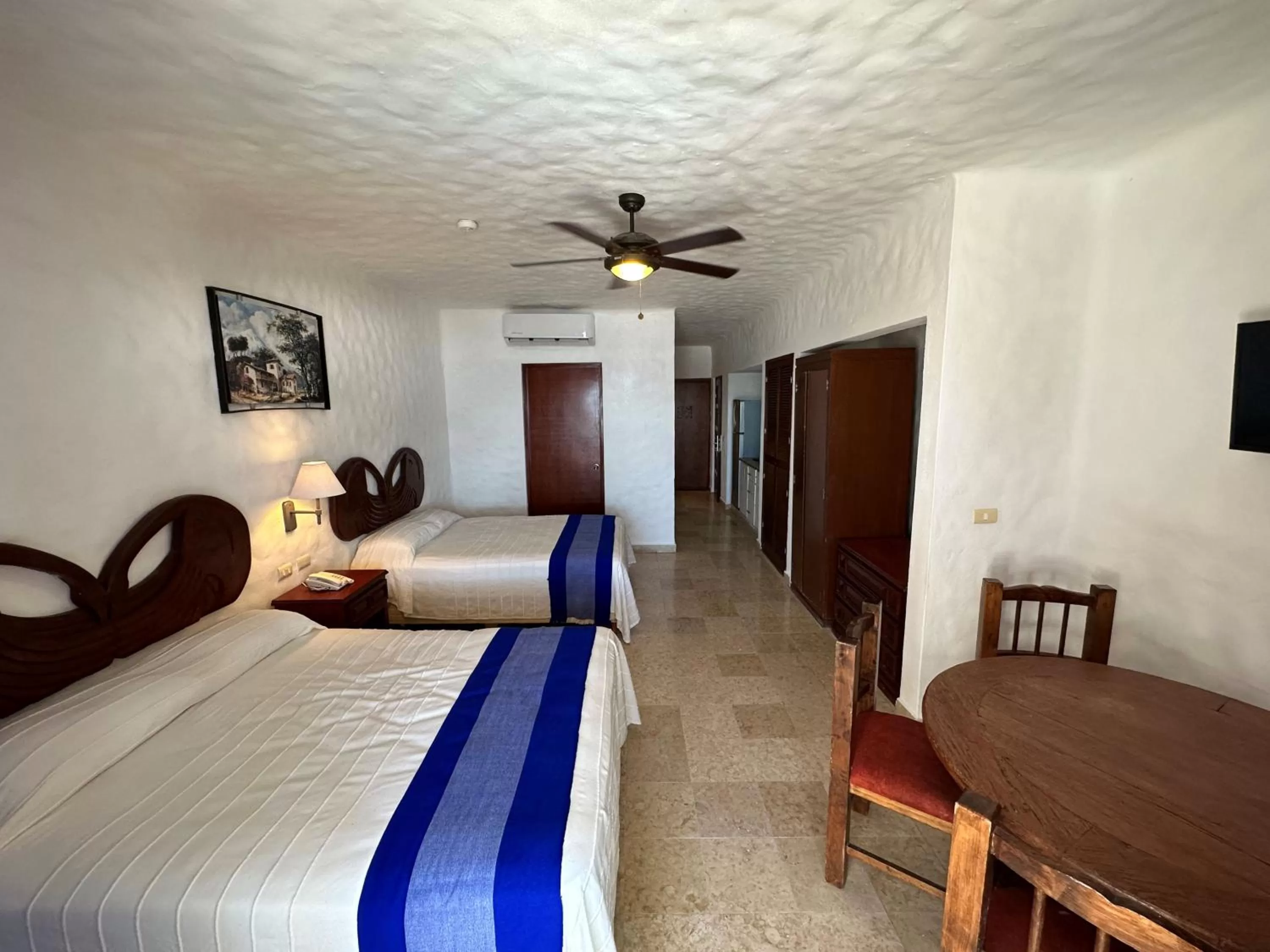 Property building, Bed in Hotel Quijote Inn