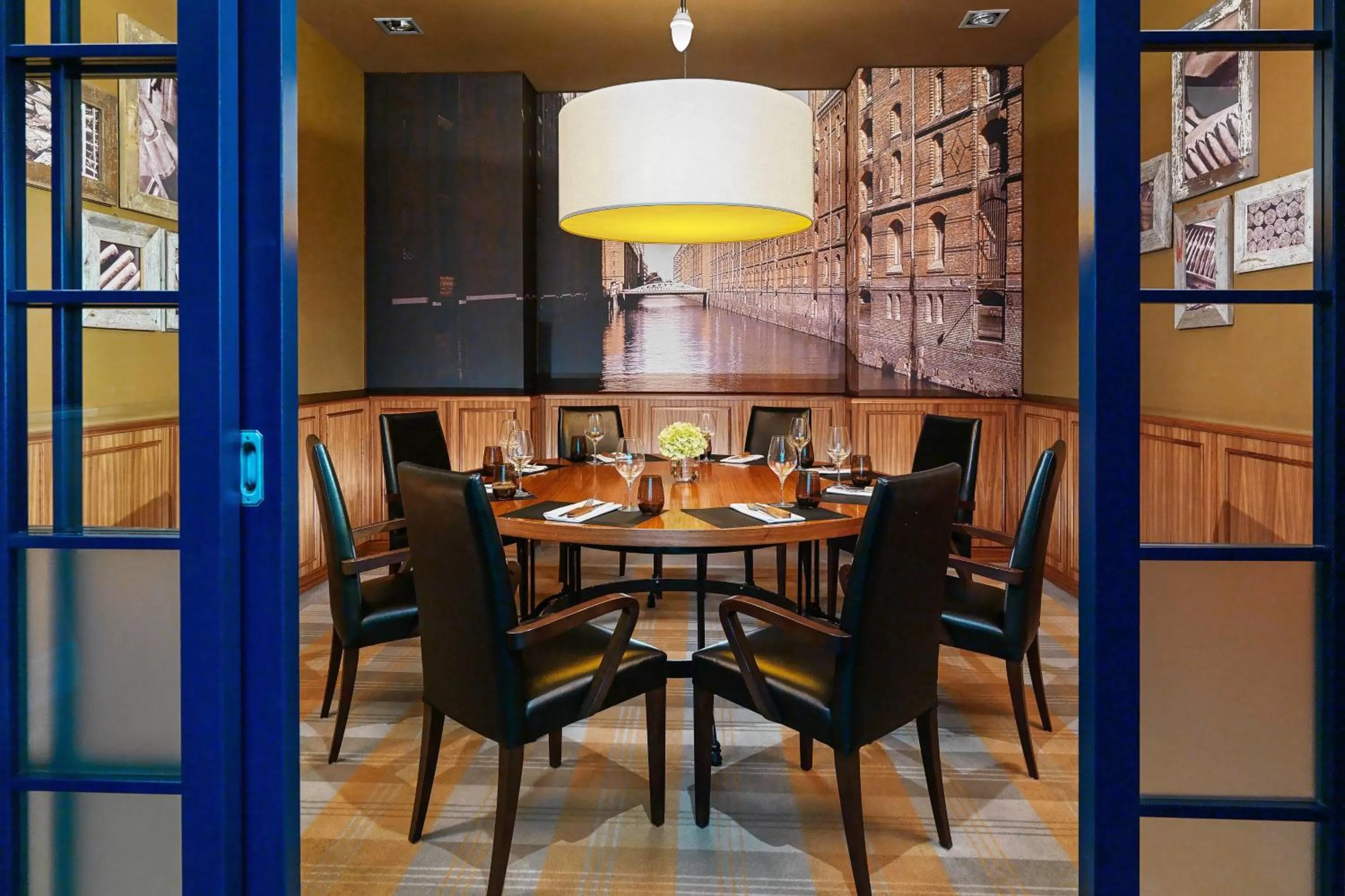 Restaurant/places to eat in Hamburg Marriott Hotel