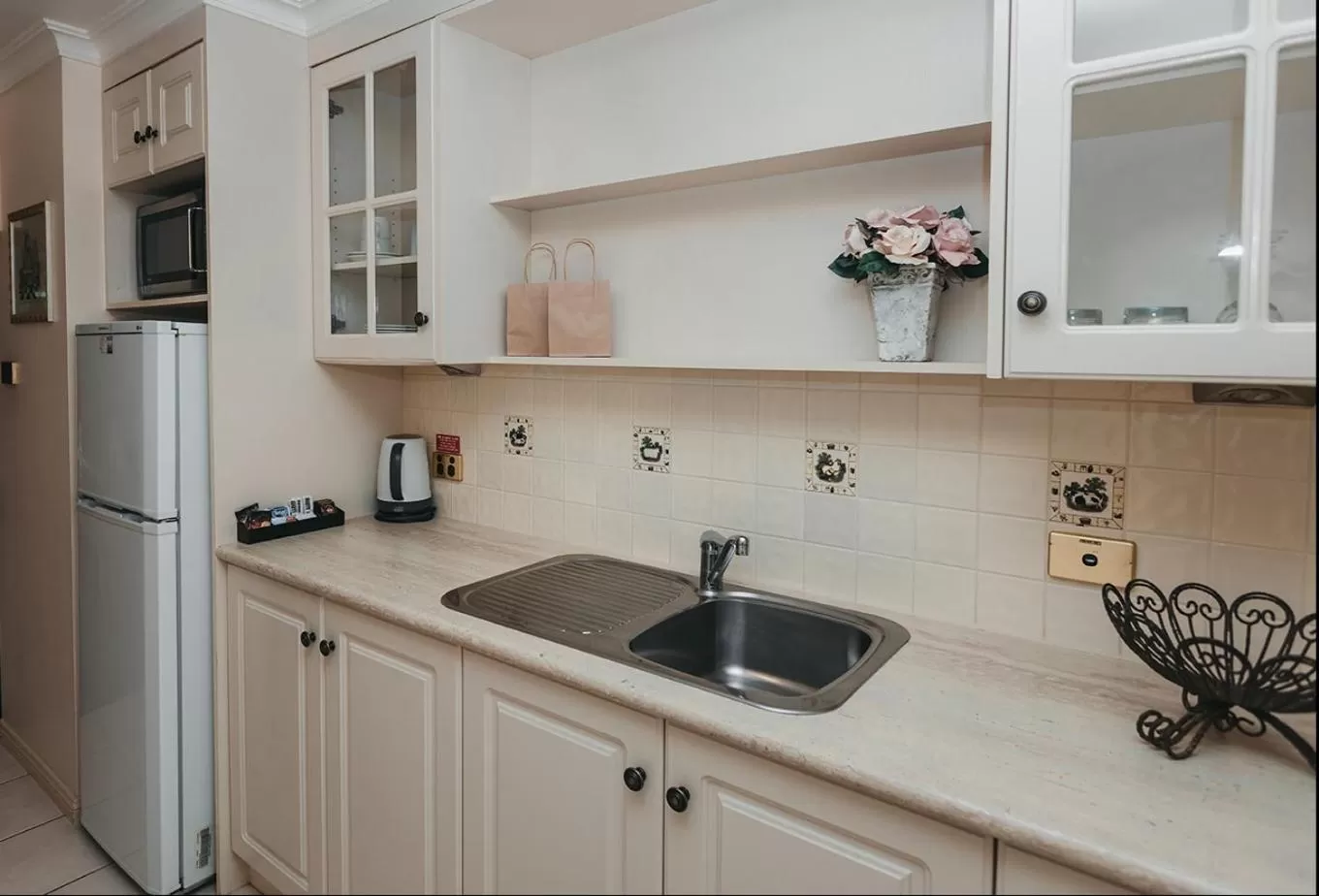 Kitchen or kitchenette in The Lawson Riverside Suites