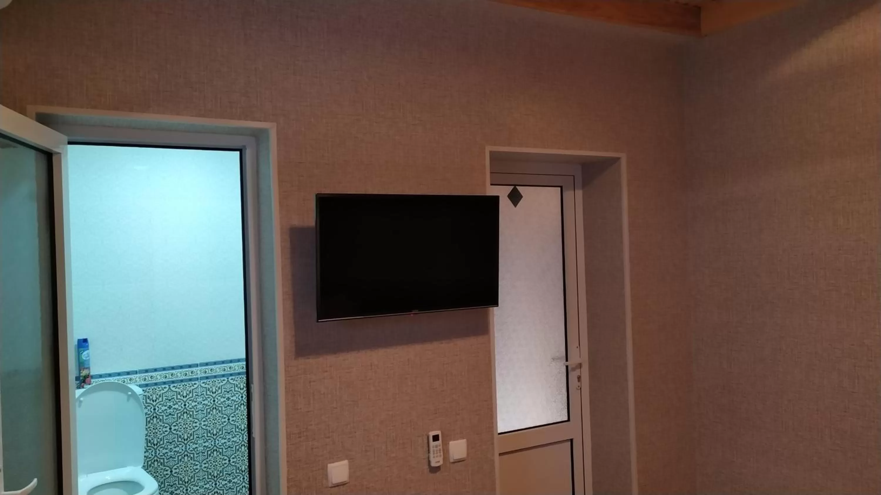 TV/Entertainment Center in Alisher B&B Chorbog'