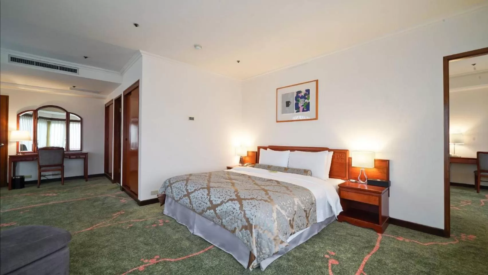 Bed in The Howard Prince Hotel Taichung