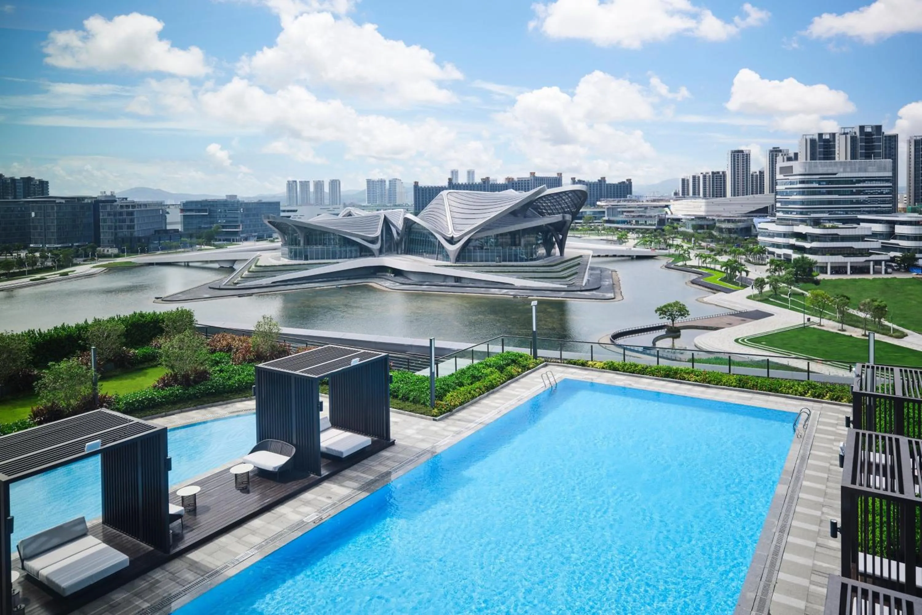 Swimming pool in Zhuhai Marriott Hotel Jinwan