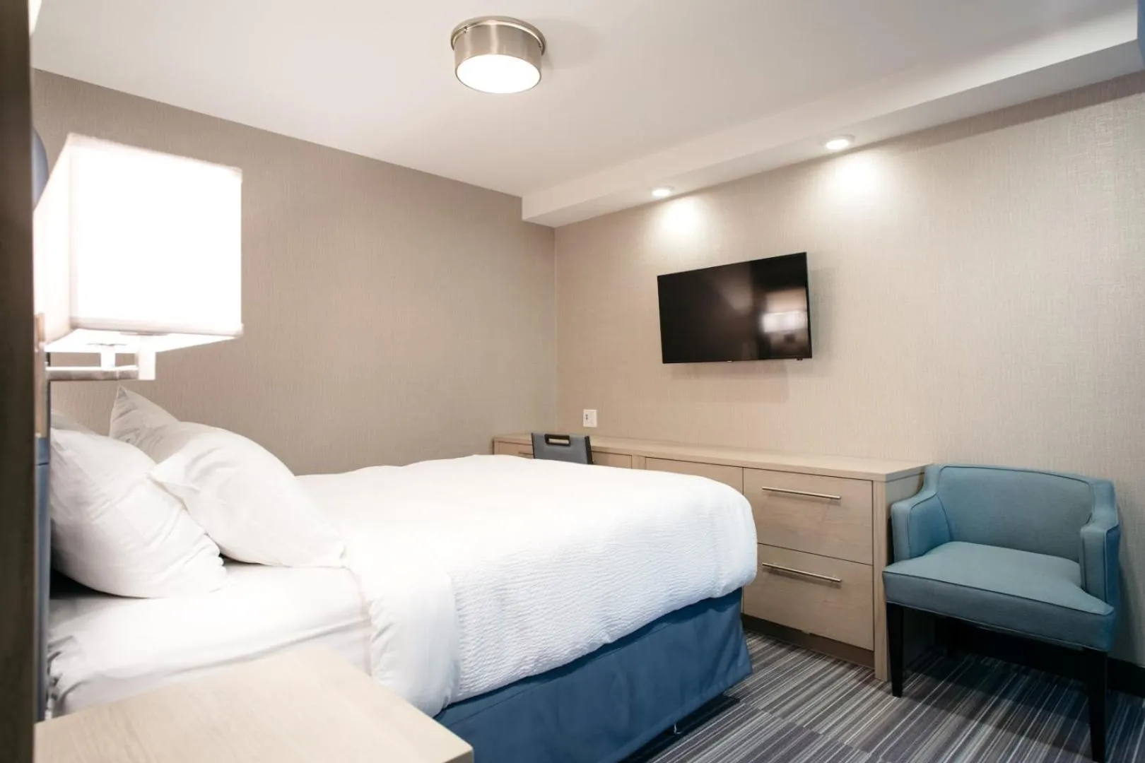 Bedroom, Bed in Mountaineer Lodge