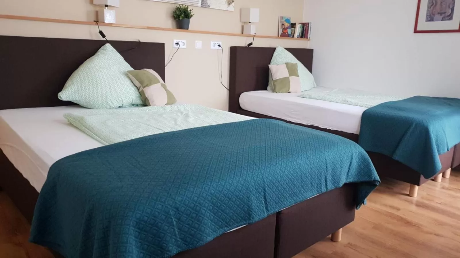 Bed in Kraft Hotel-Klimaanlage in jedem Zimmer, AC in each room!