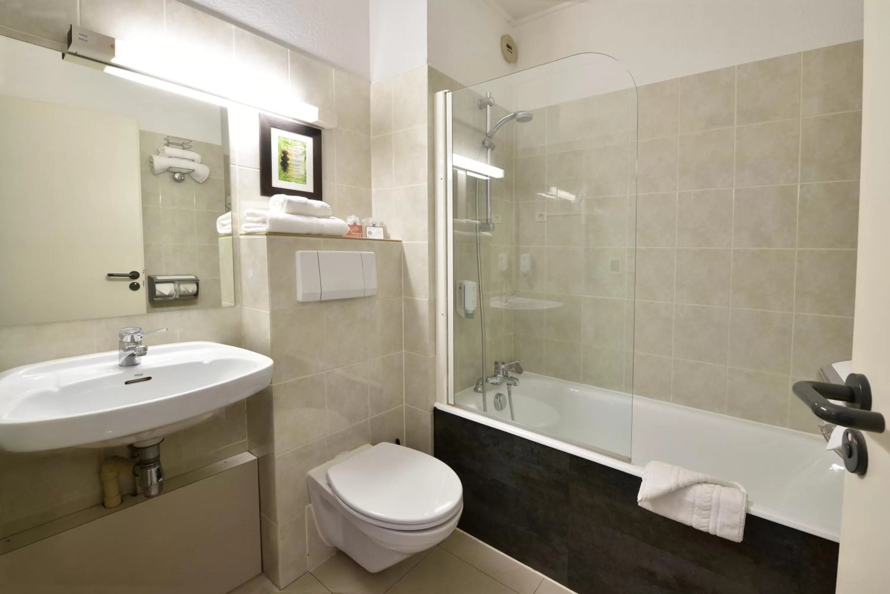 Toilet in The Originals City, Hôtel du Faucigny, Cluses Ouest