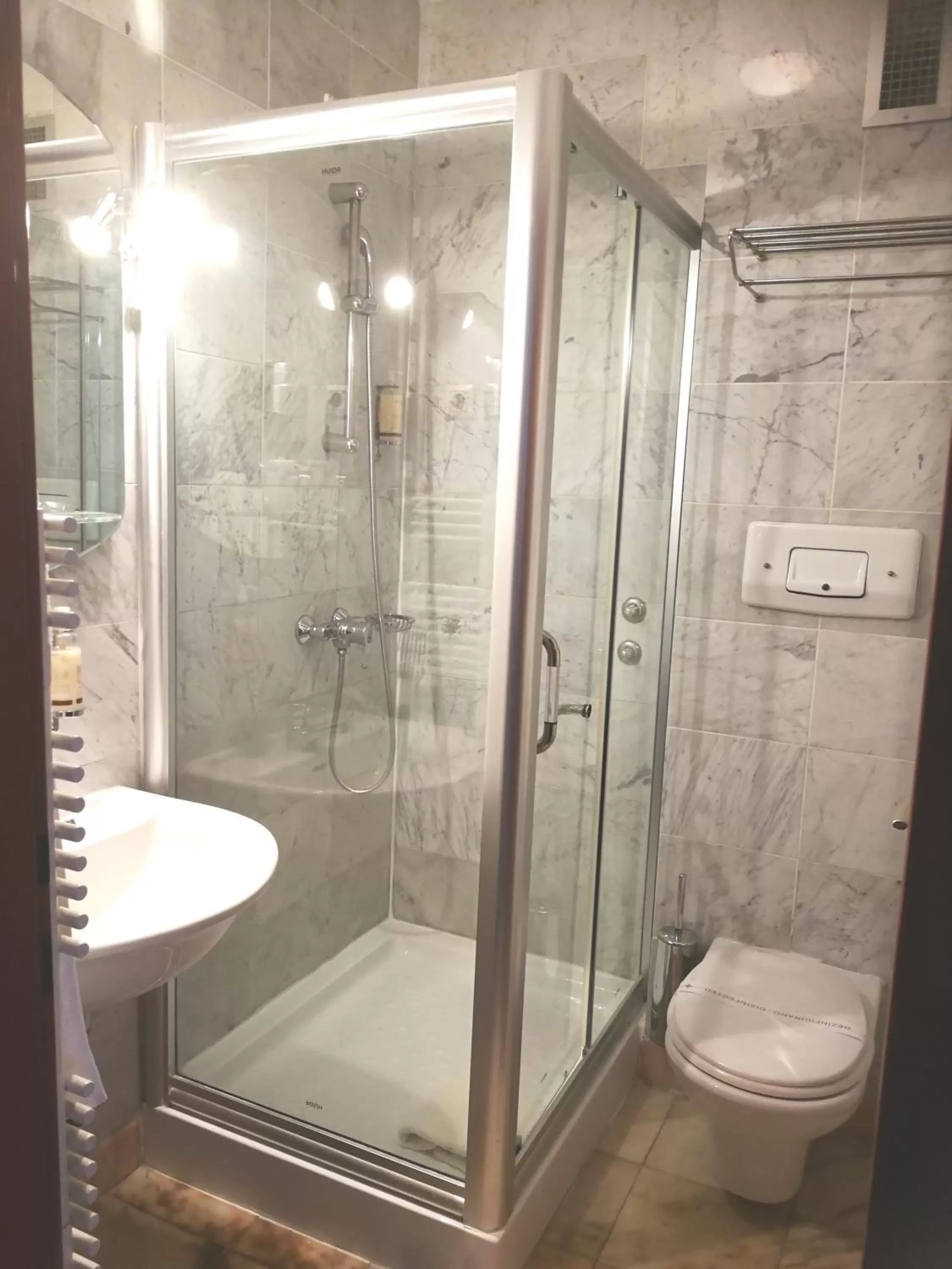 Shower in Hotel Phoenix