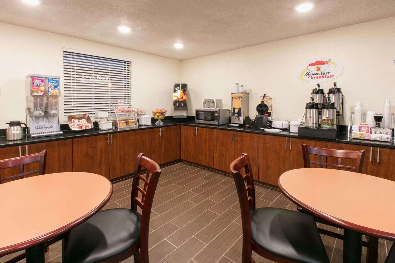 Coffee/tea facilities in Super 8 by Wyndham Duncan