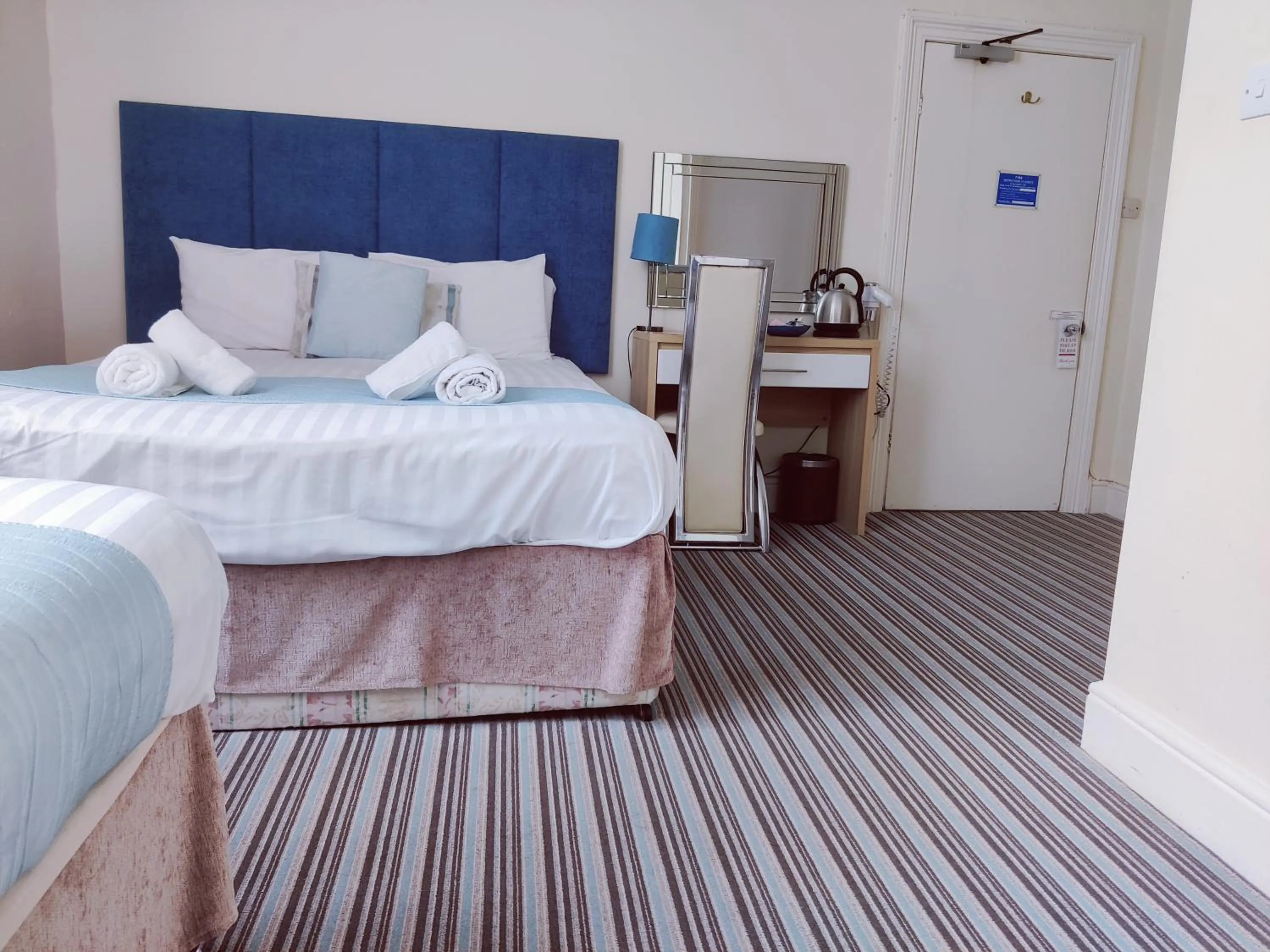 Bedroom, Bed in Wentworth House - Free Parking