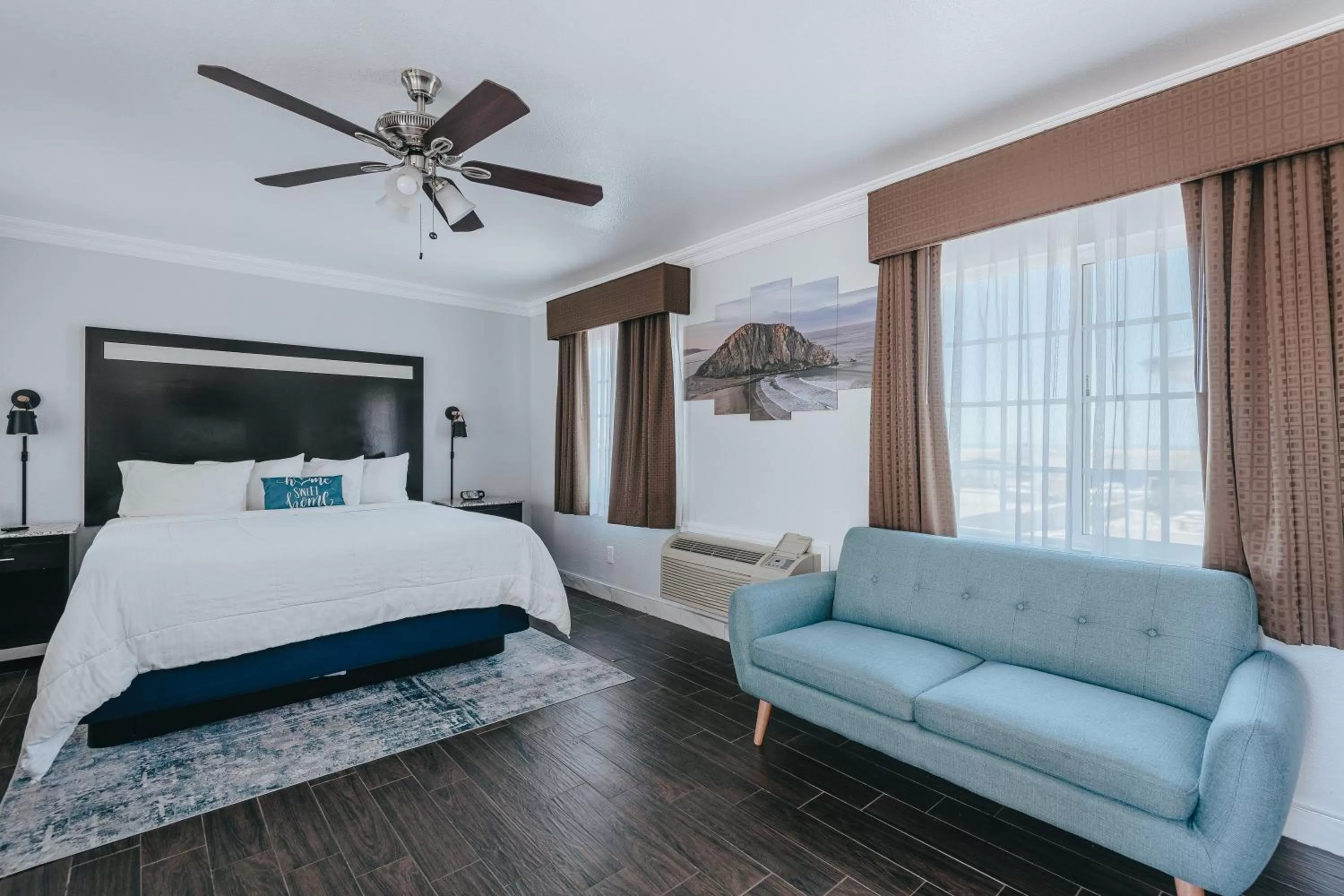 Photo of the whole room, Bed in Sea Air Inn & Suites - Downtown - Restaurant Row